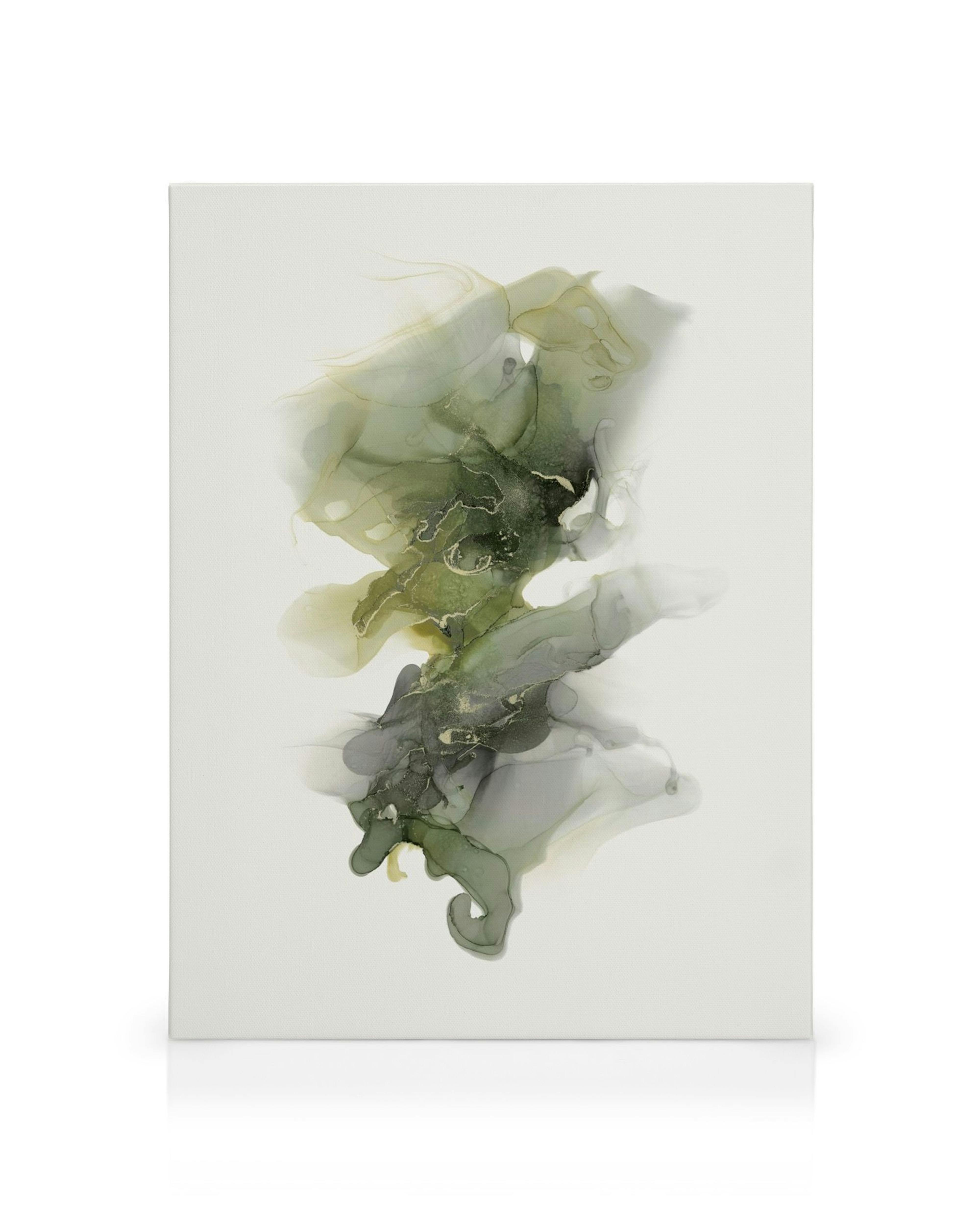 Abstrakt mossgrön canvastavla med flytande former i grönt, gult och grått, liknar rök eller bläck i vatten.