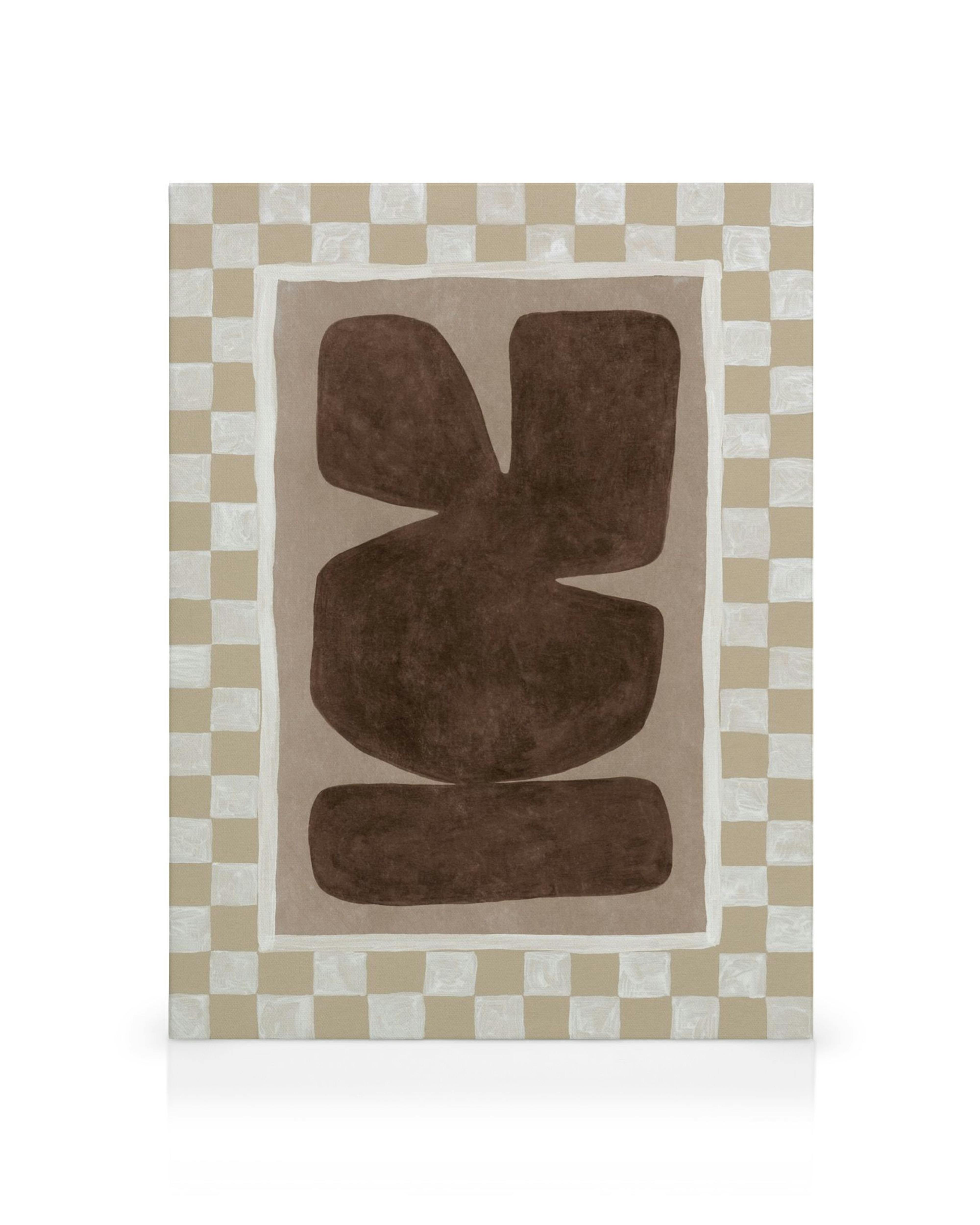 Toile abstraite avec des formes marron sur un fond à damier blanc et beige, effet peint à la main.