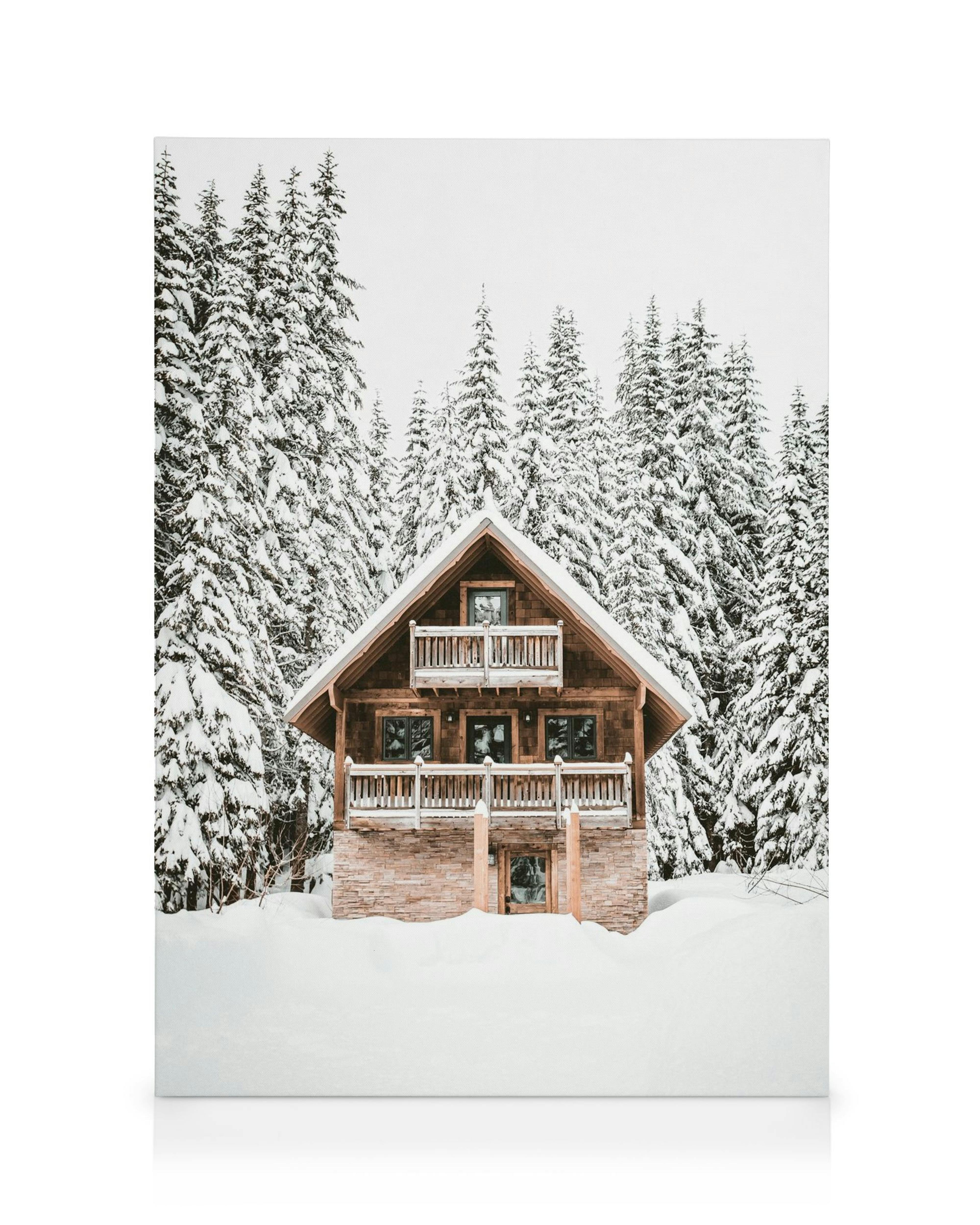 Holzhütte im Schnee, umgeben von schneebedeckten Tannenbäumen, Winterlandschaft, Chalet, Berghütte