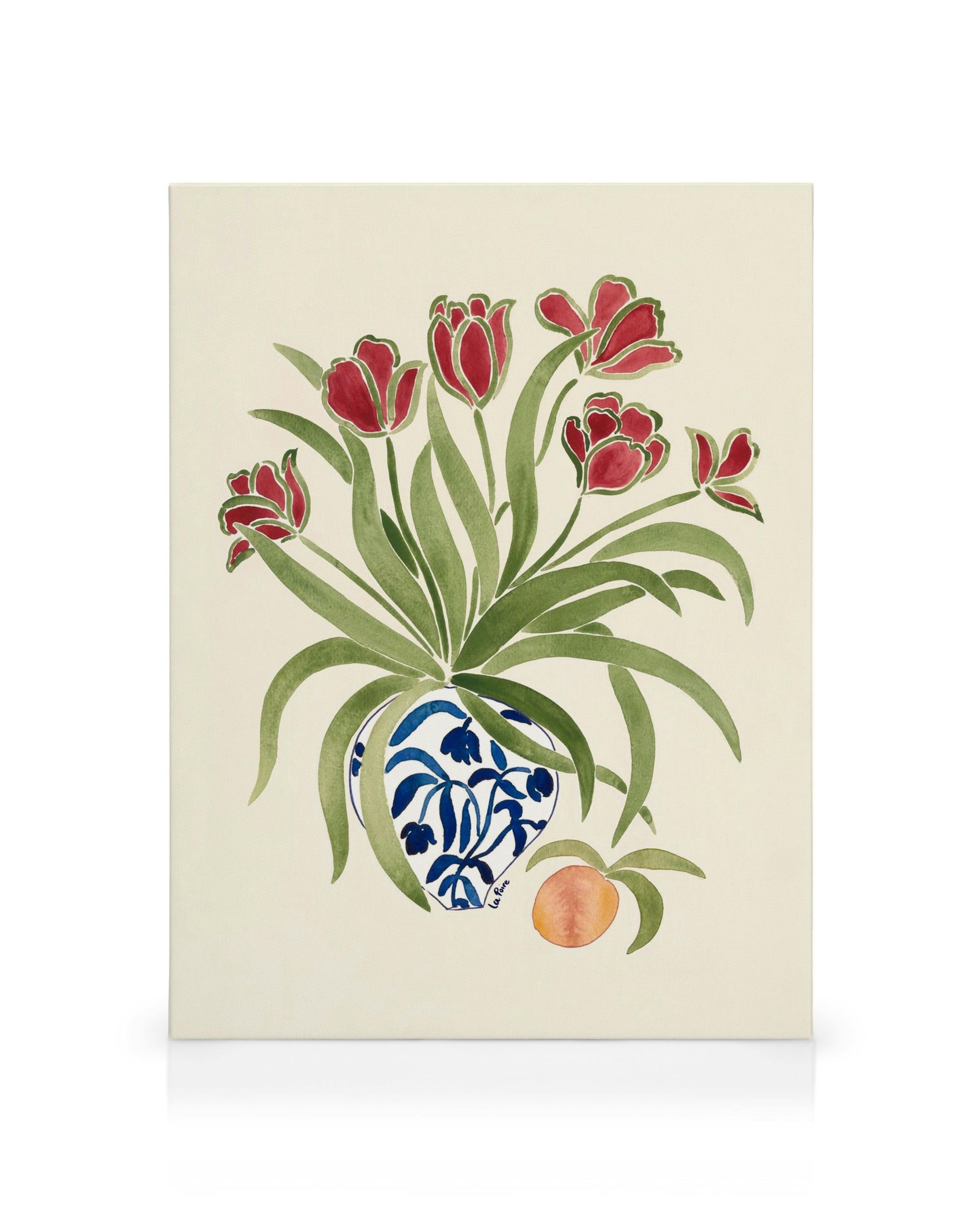 Stampa su tela di tulipani rossi in vaso blu e bianco con una pesca su sfondo crema.