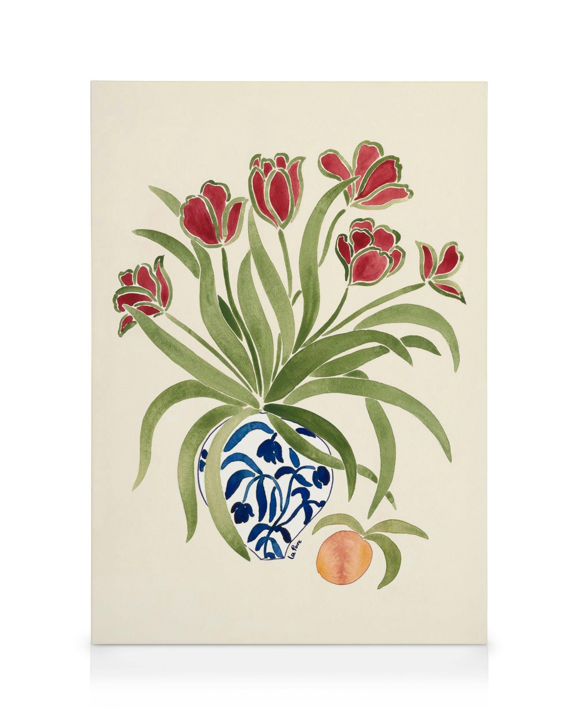 Stampa su tela di tulipani rossi in vaso blu e bianco con una pesca su sfondo crema.