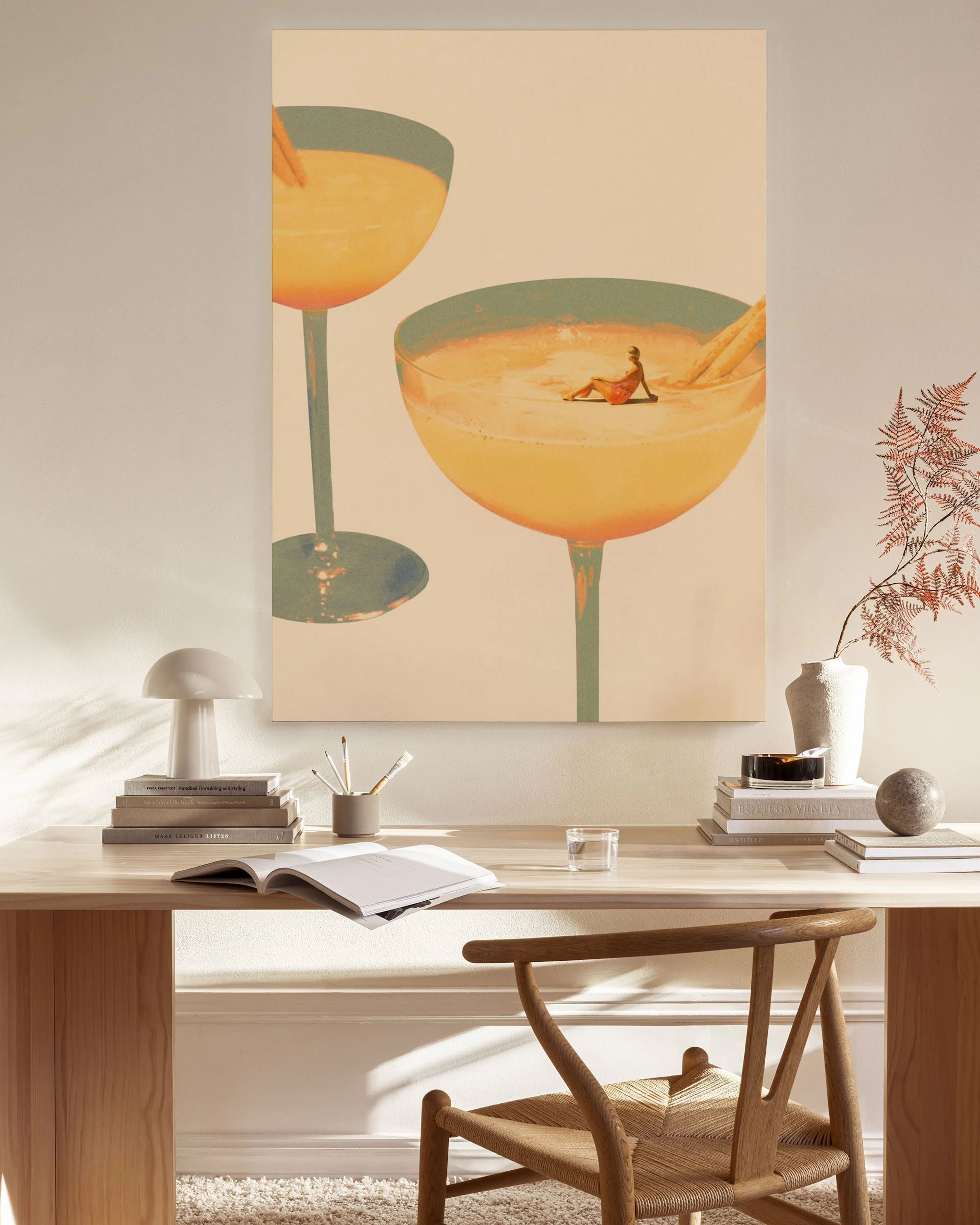 Leinwandbild mit zwei Cocktailgläsern, in einem davon entspannt eine Figur im Wasser.