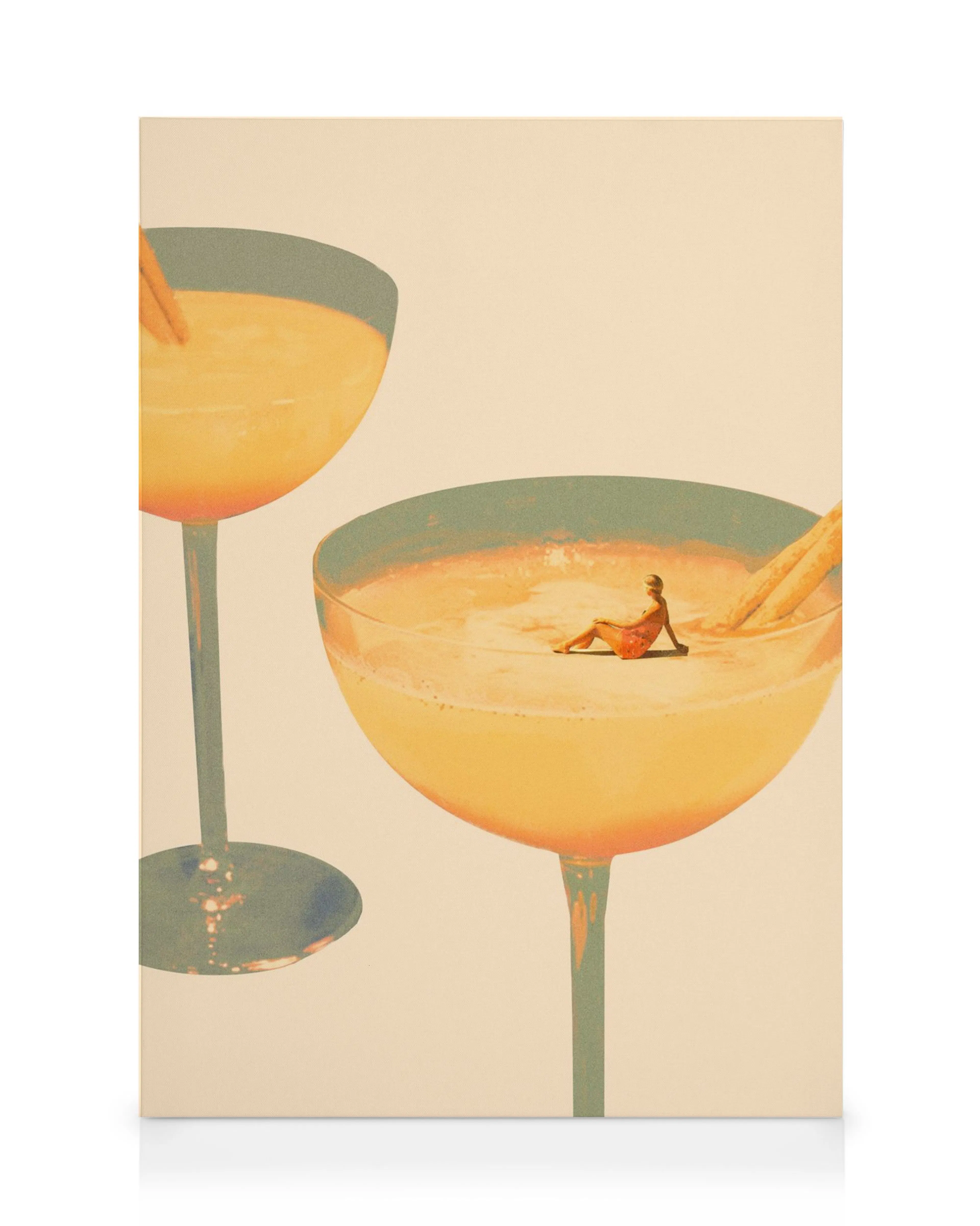 Leinwandbild: Eine winzige Person entspannt in einem großen Cocktailglas mit Strohhalmen, daneben ein weiteres Glas.