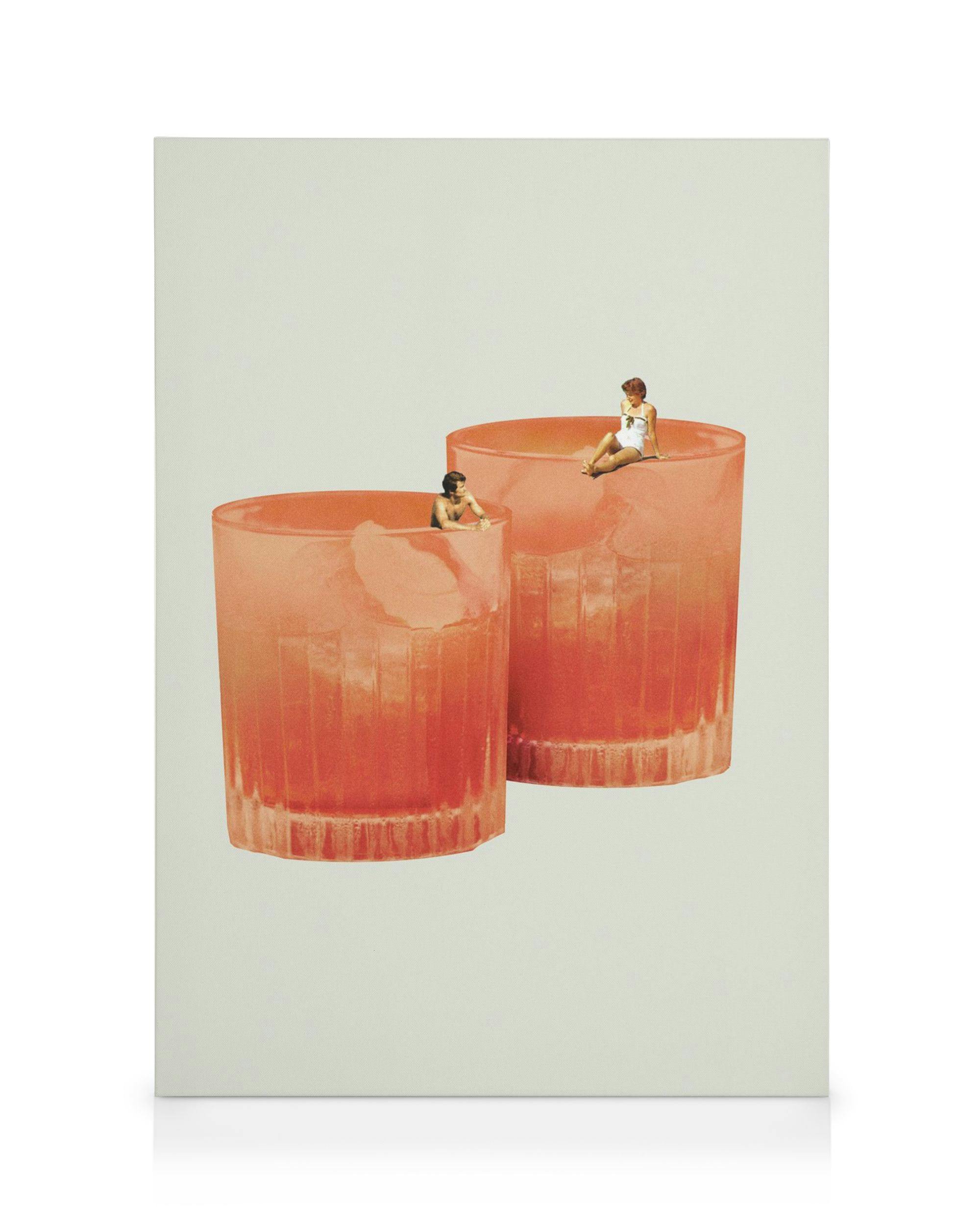 Toile avec collage de deux verres à cocktail orange, et de petites figures de baigneurs sur les bords des verres.