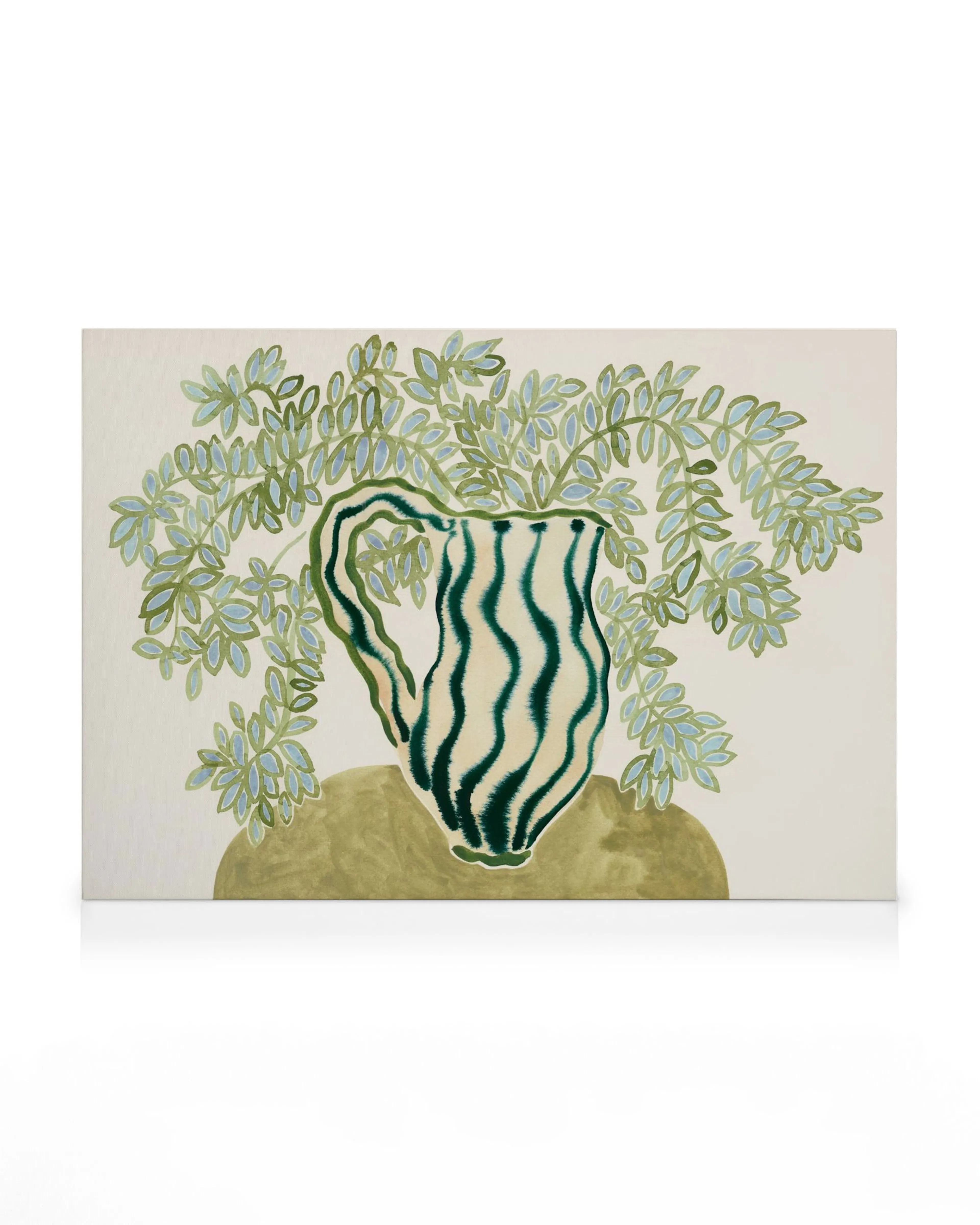 Stampa su tela con vaso verde scuro a strisce ondulate e foglie verdi e azzurre su sfondo chiaro.