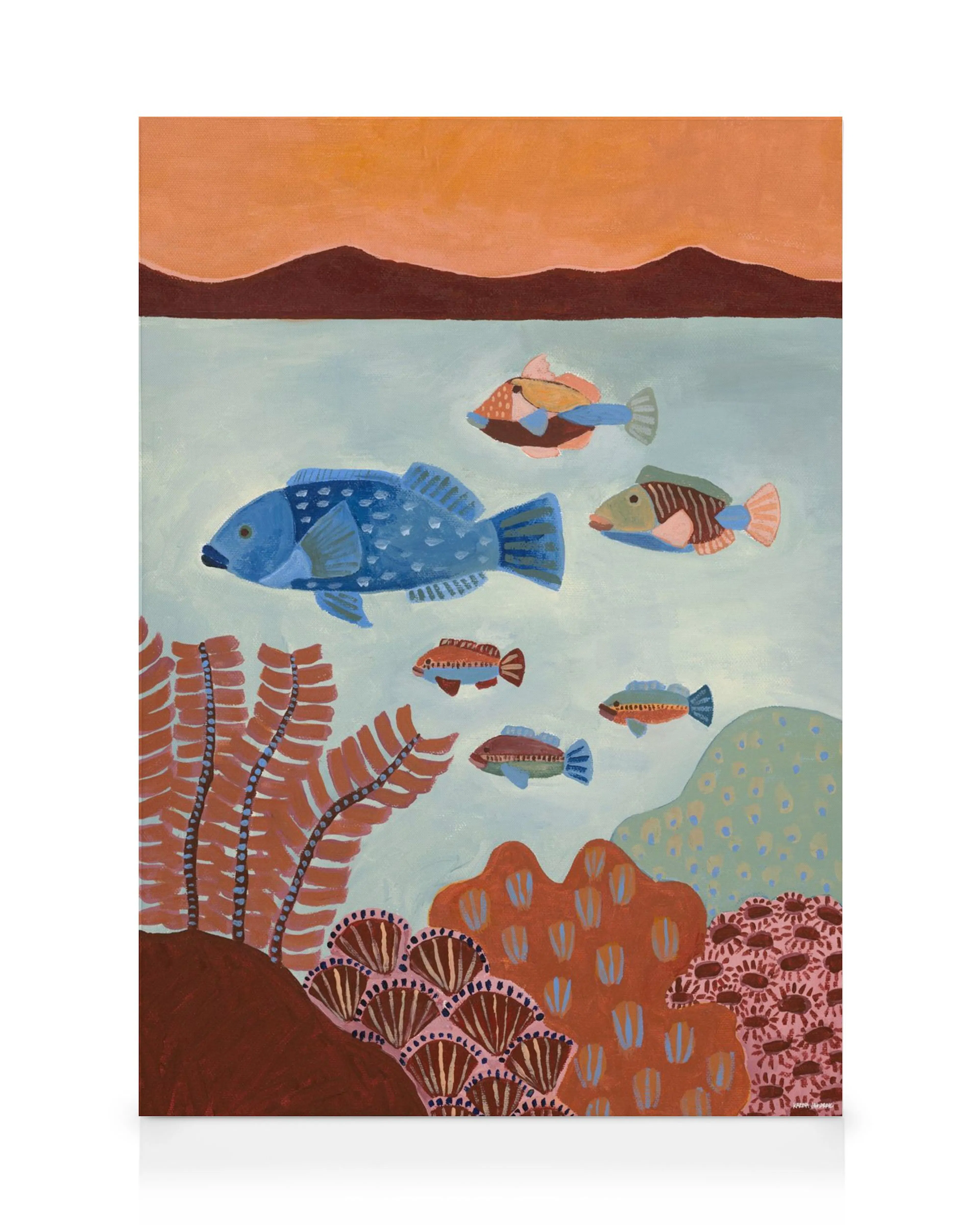Lienzo de peces de colores nadando en el mar, con un pez azul grande y coral en tonos tierra.