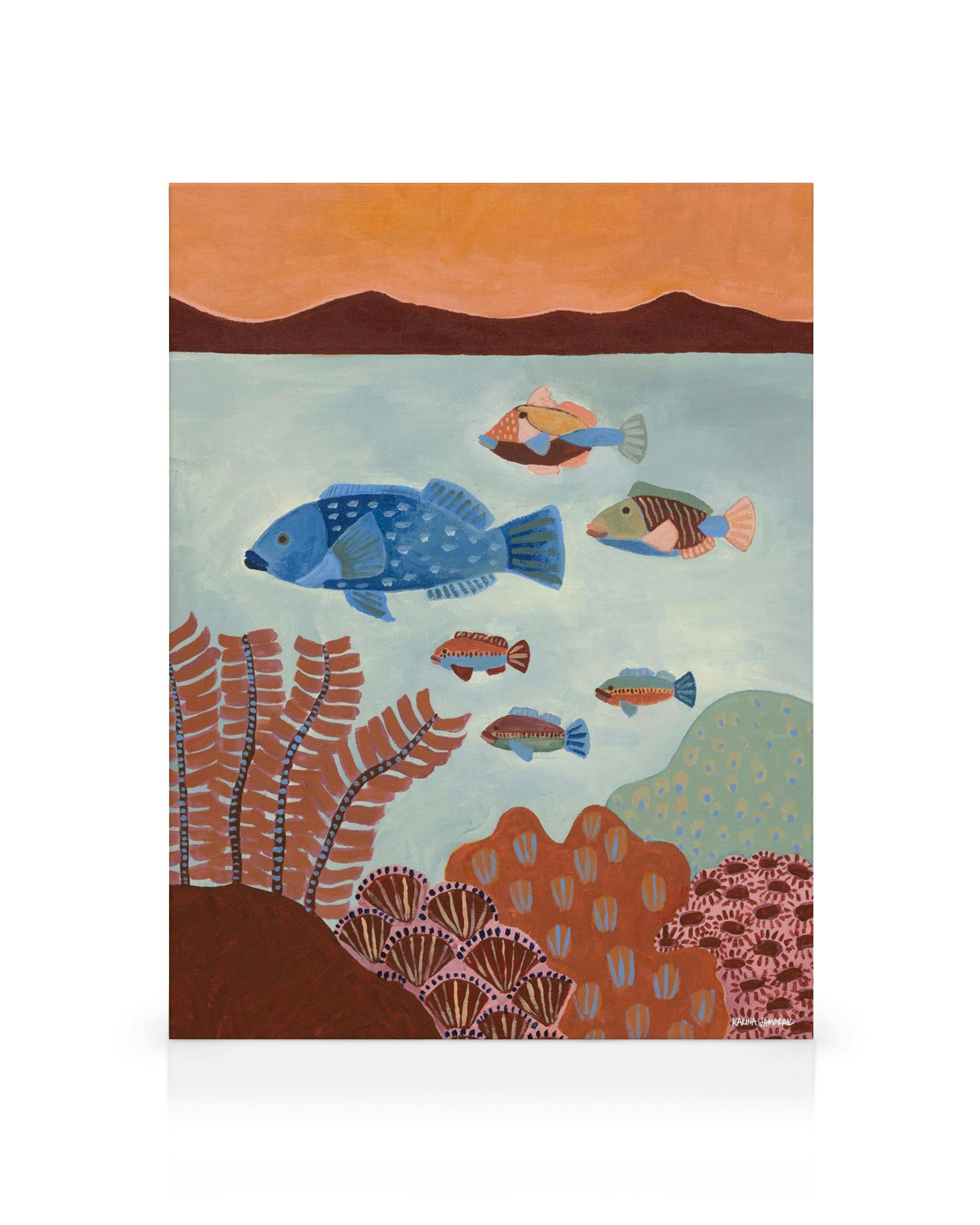 Kanvaasi, jossa on oranssinruskea taivas ja horisontti sekä sinisiä ja oransseja kaloja koralliriutalla.