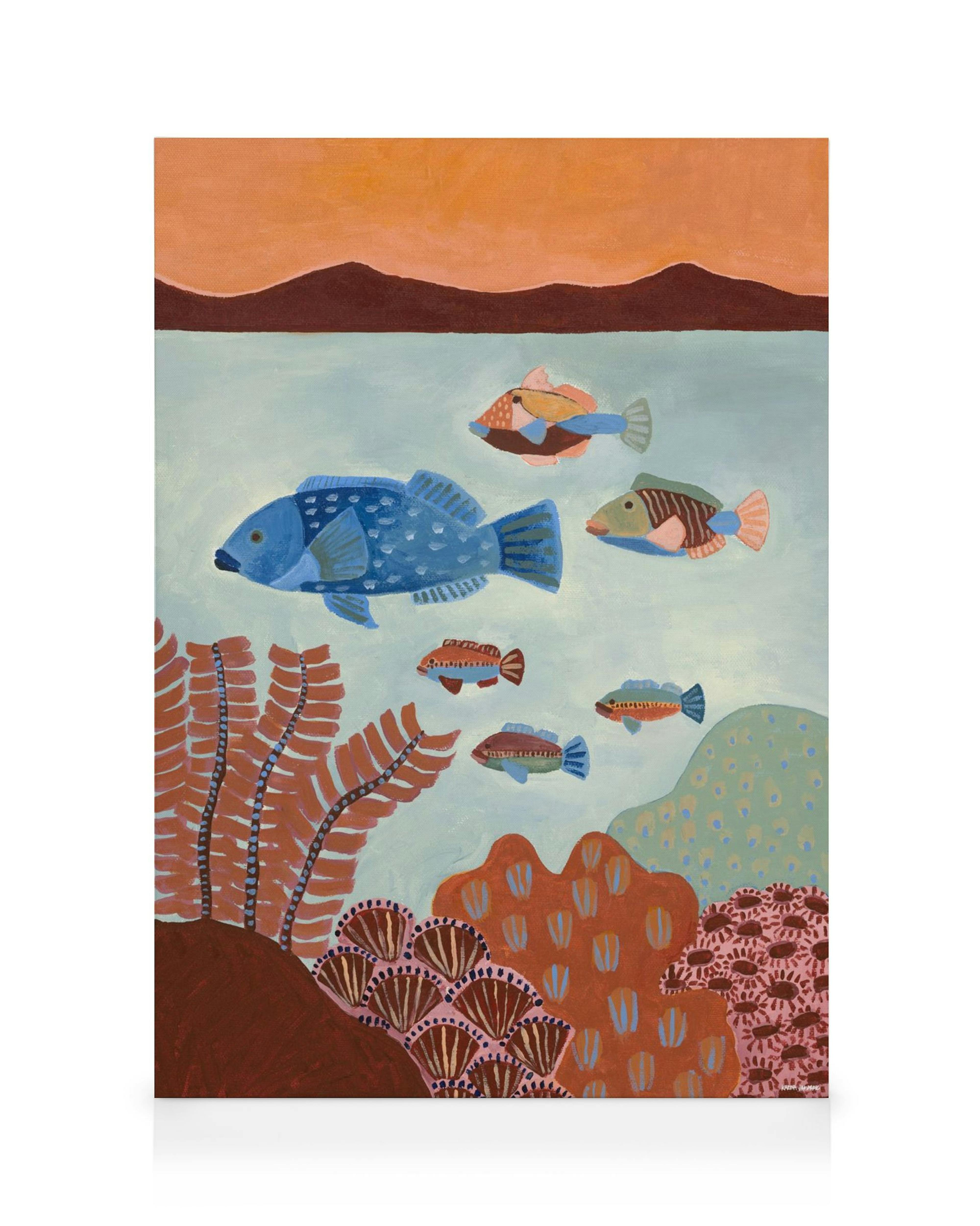 Leinwandbild mit einer Unterwasserwelt: bunte Fische schwimmen über Korallen und Meerespflanzen, im Hintergrund Berge.