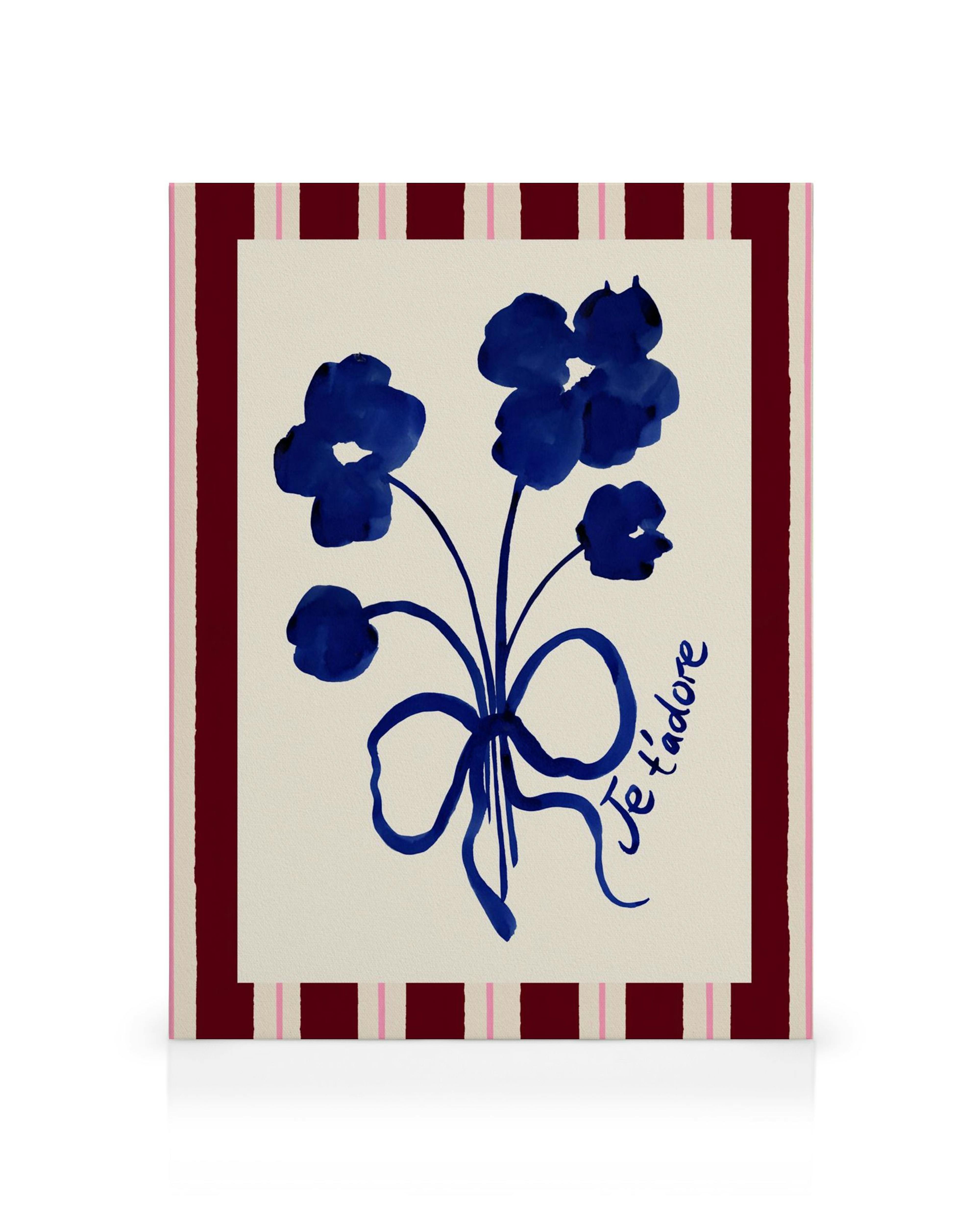 Tela decorativa com ilustração de um ramo de flores azuis atado com laço e a frase Je tadore, emoldurada por riscas bordô e rosa