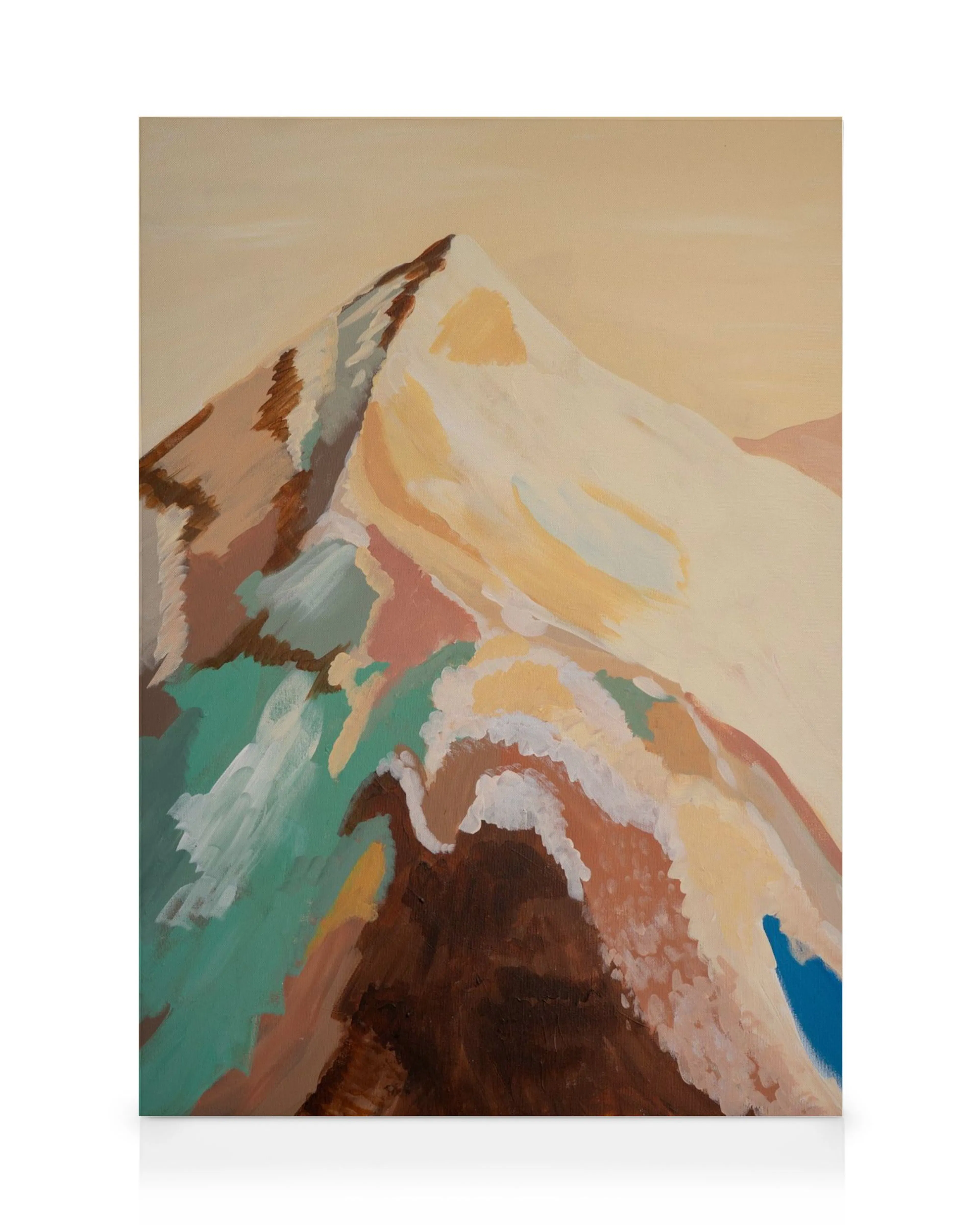 Lienzo de una montaña abstracta con tonos marrones, blancos, cremas, verdes y un toque de azul.