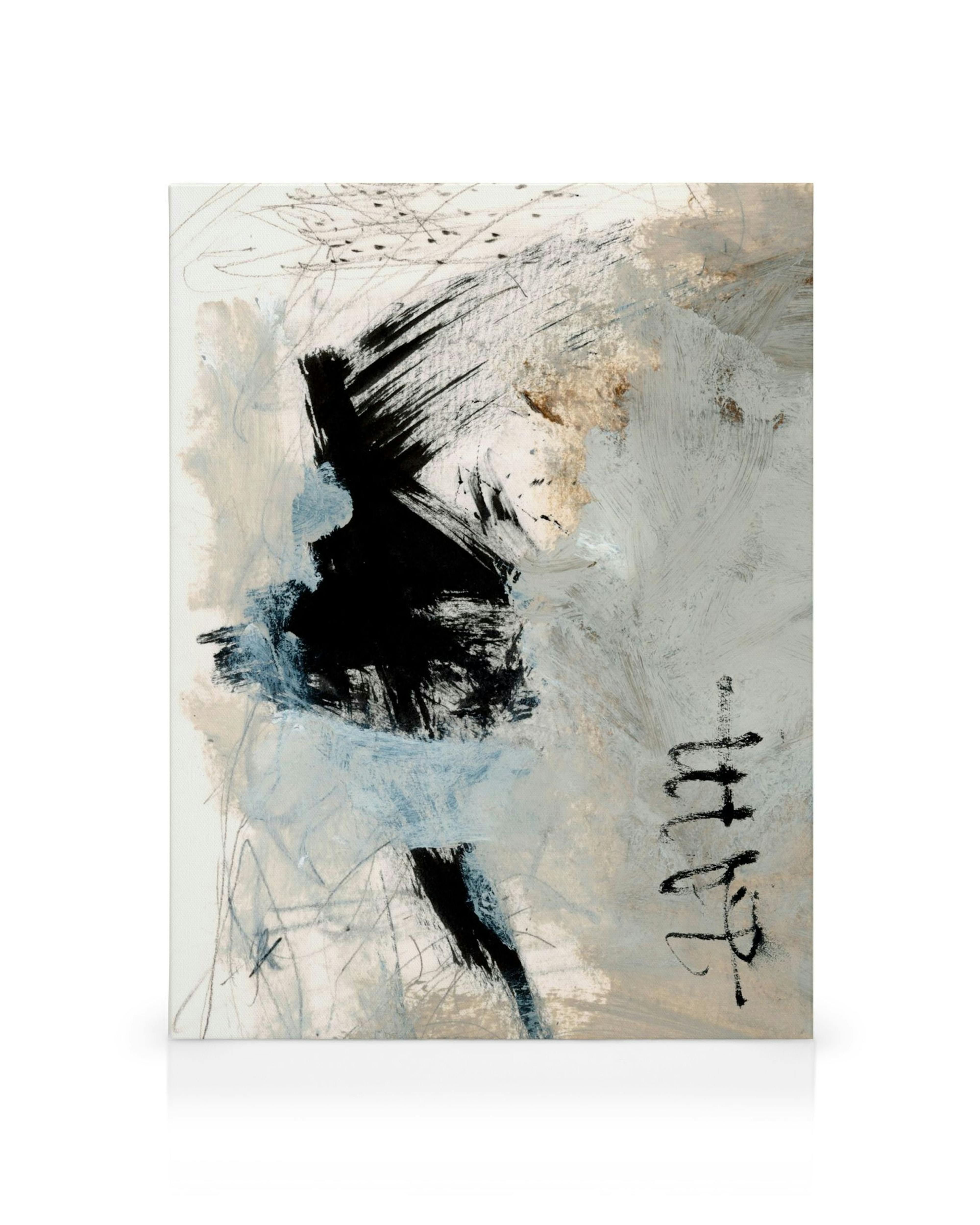 Obraz na plátne s abstraktným motívom čiernych, modrých a bielych ťahov štetcom a zlatými detailmi.