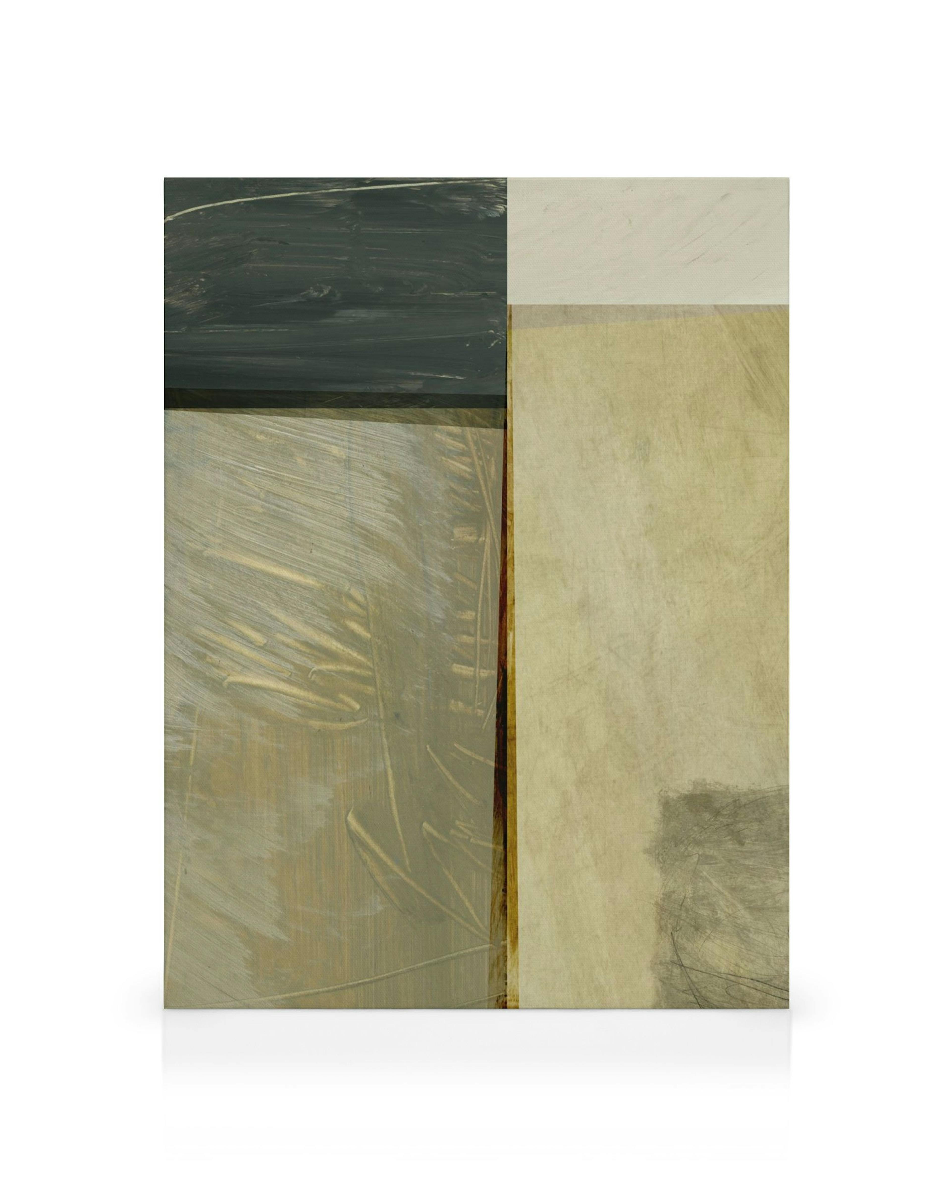 Lienzo abstracto con formas geométricas en tonos tierra, verde oscuro y beige, con pinceladas texturizadas.