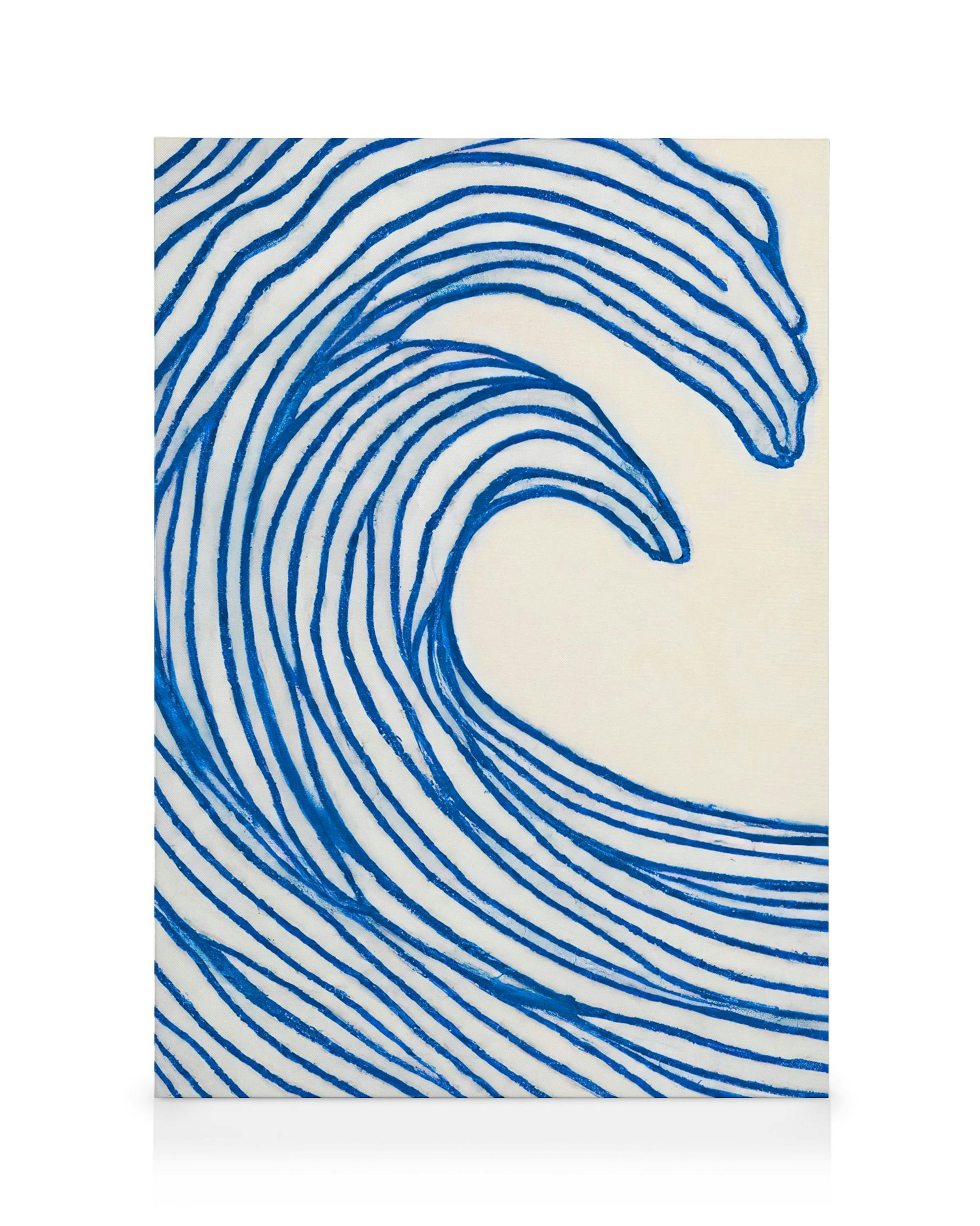 Lienzo de una ola oceánica azul audazmente delineada sobre un fondo blanco cremoso.