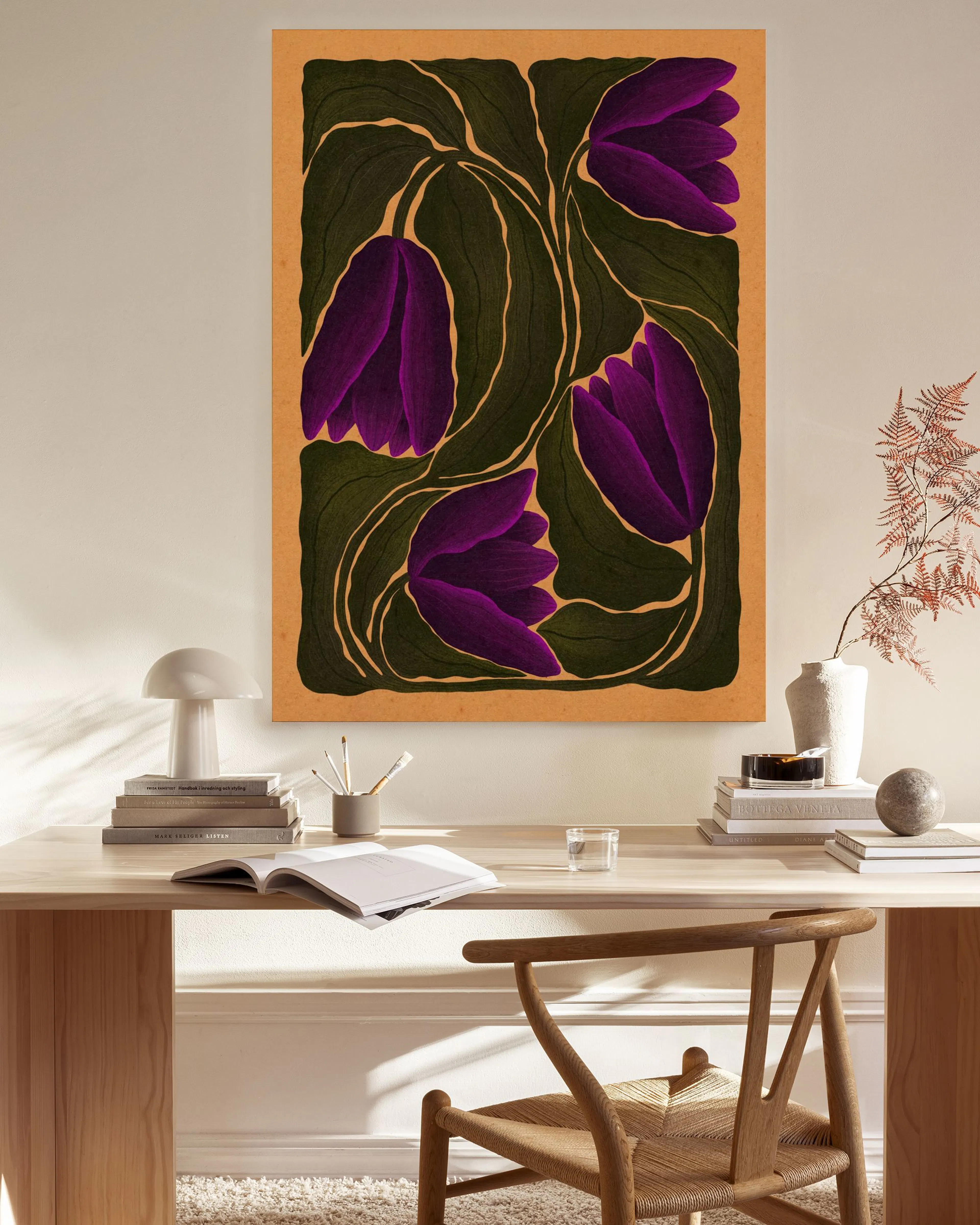 Toile de fleurs violettes aux feuilles vertes sur fond beige, accrochée dans un salon moderne au-dessus dun meuble bas en bois.