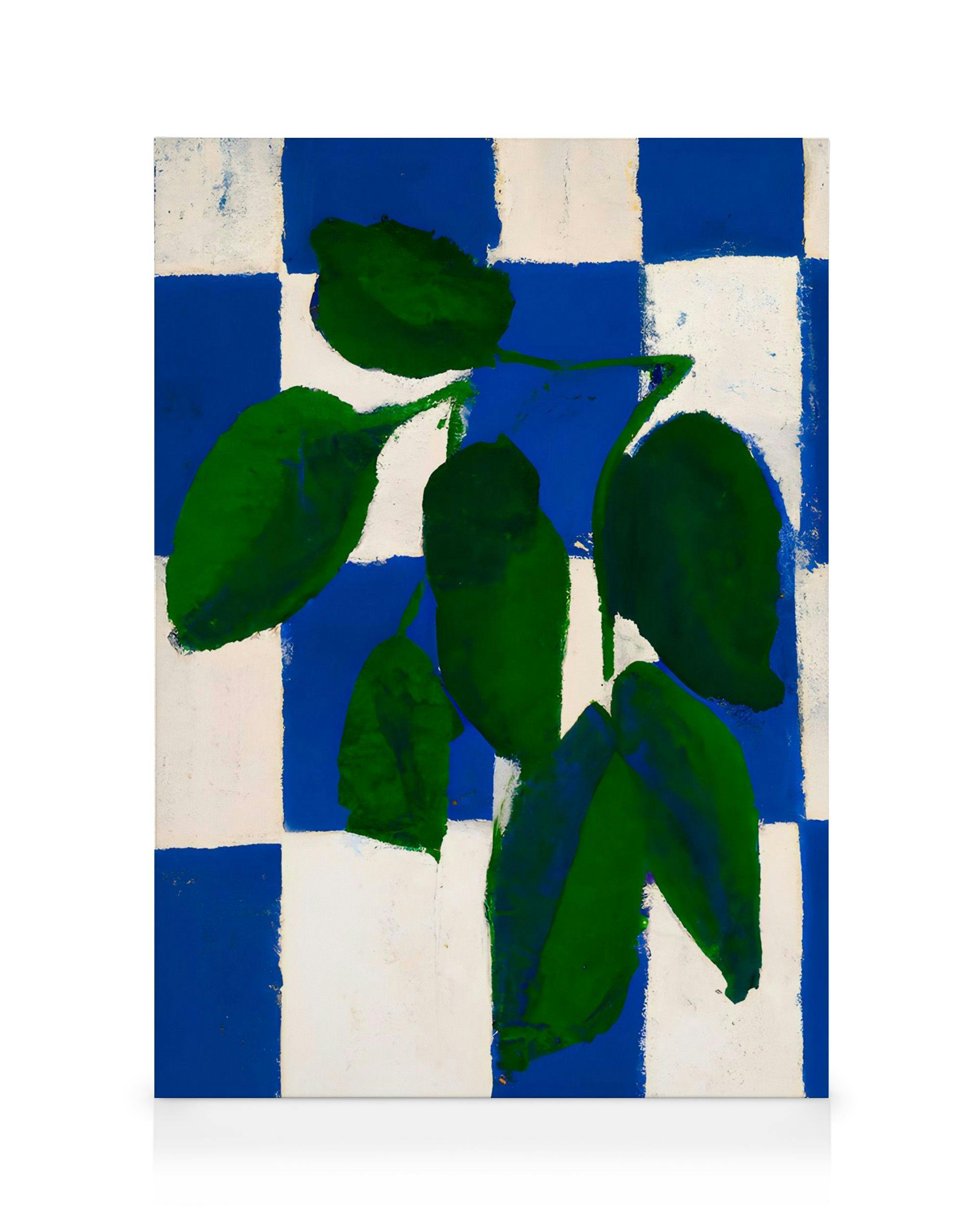 Een canvas met een abstract schilderij van groene bladeren op een blauw-wit geblokte achtergrond.