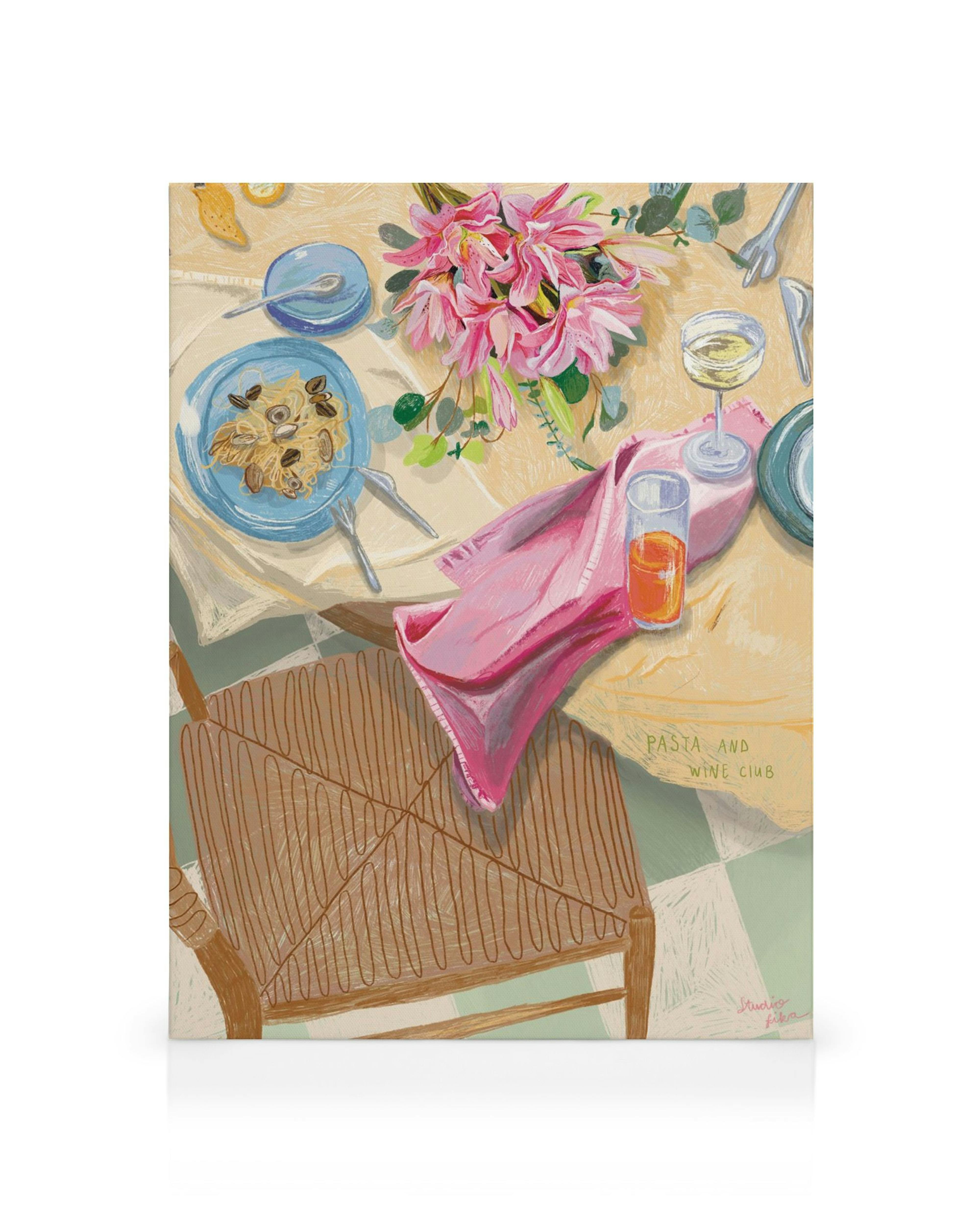Ein Leinwandbild zeigt einen gedeckten Tisch mit Pasta, Wein und einem Blumenstrauß, daneben ein Stuhl.