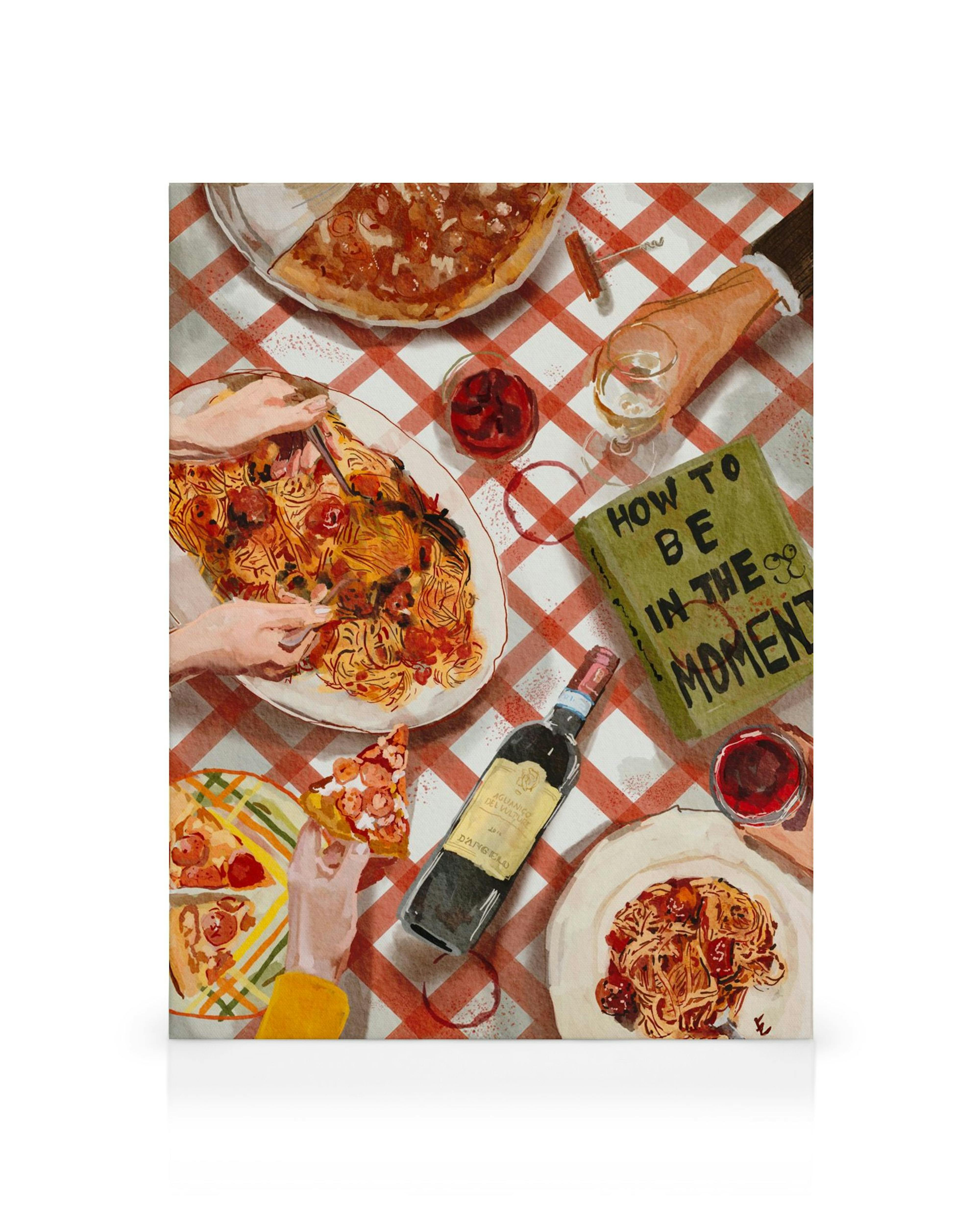 Leinwandbild mit italienischem Essen: Pizza, Spaghetti, Wein und ein Buch auf einer rot-weiß karierten Decke.