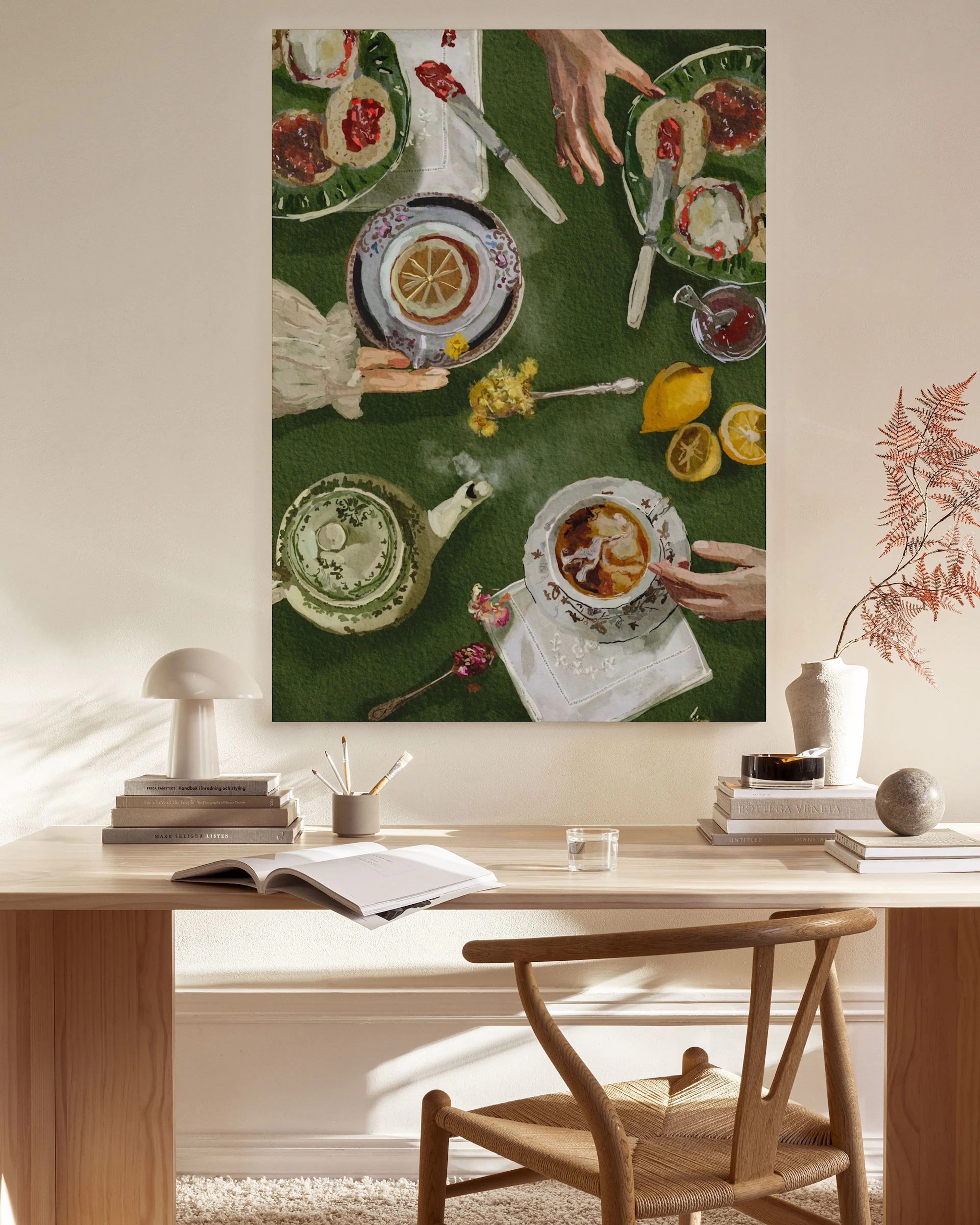 Lienzo de una merienda con té y dulces sobre un mantel verde, colgado en una sala de estar moderna.