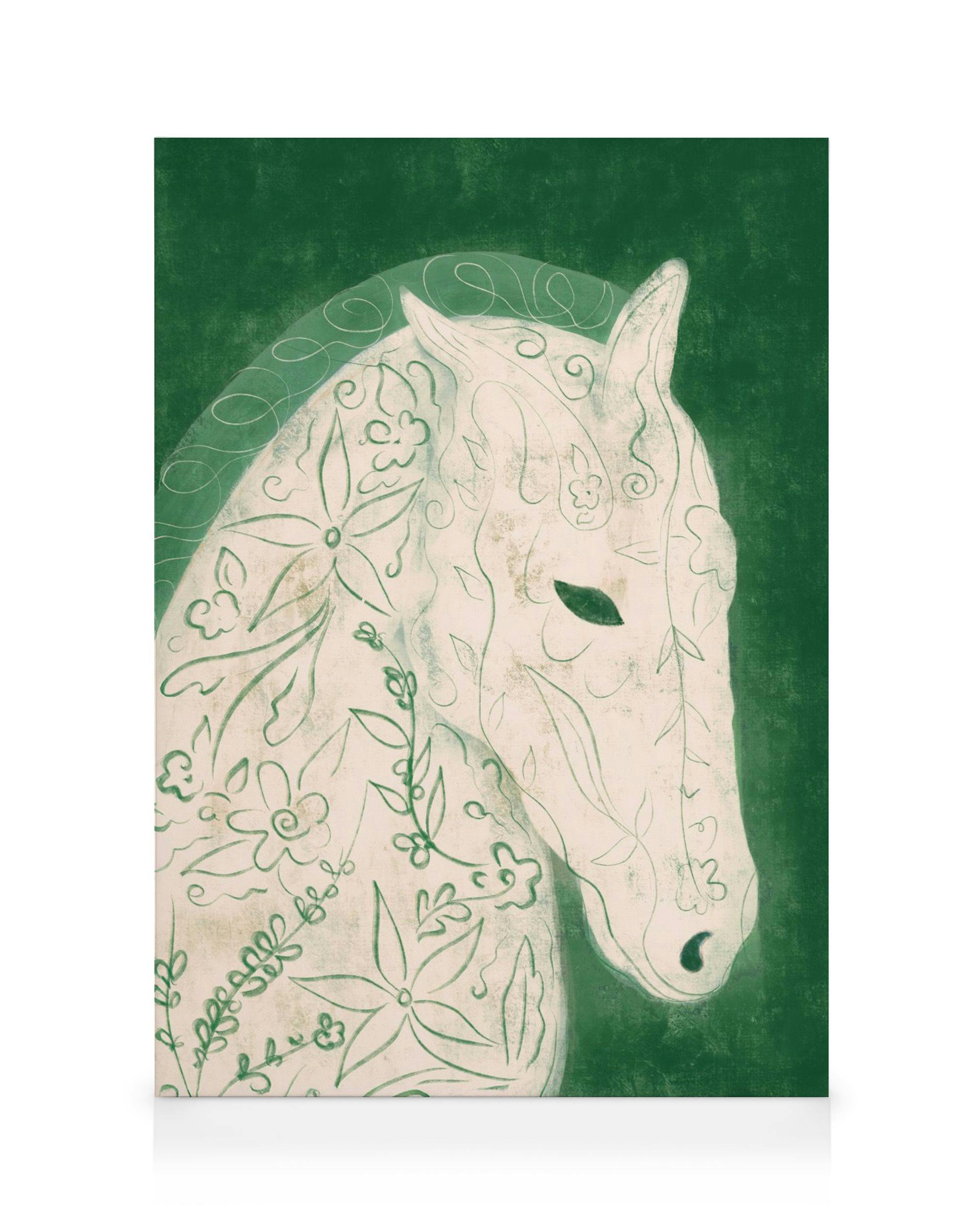 Toile dun cheval blanc orné de motifs floraux verts sur un fond vert foncé texturé.