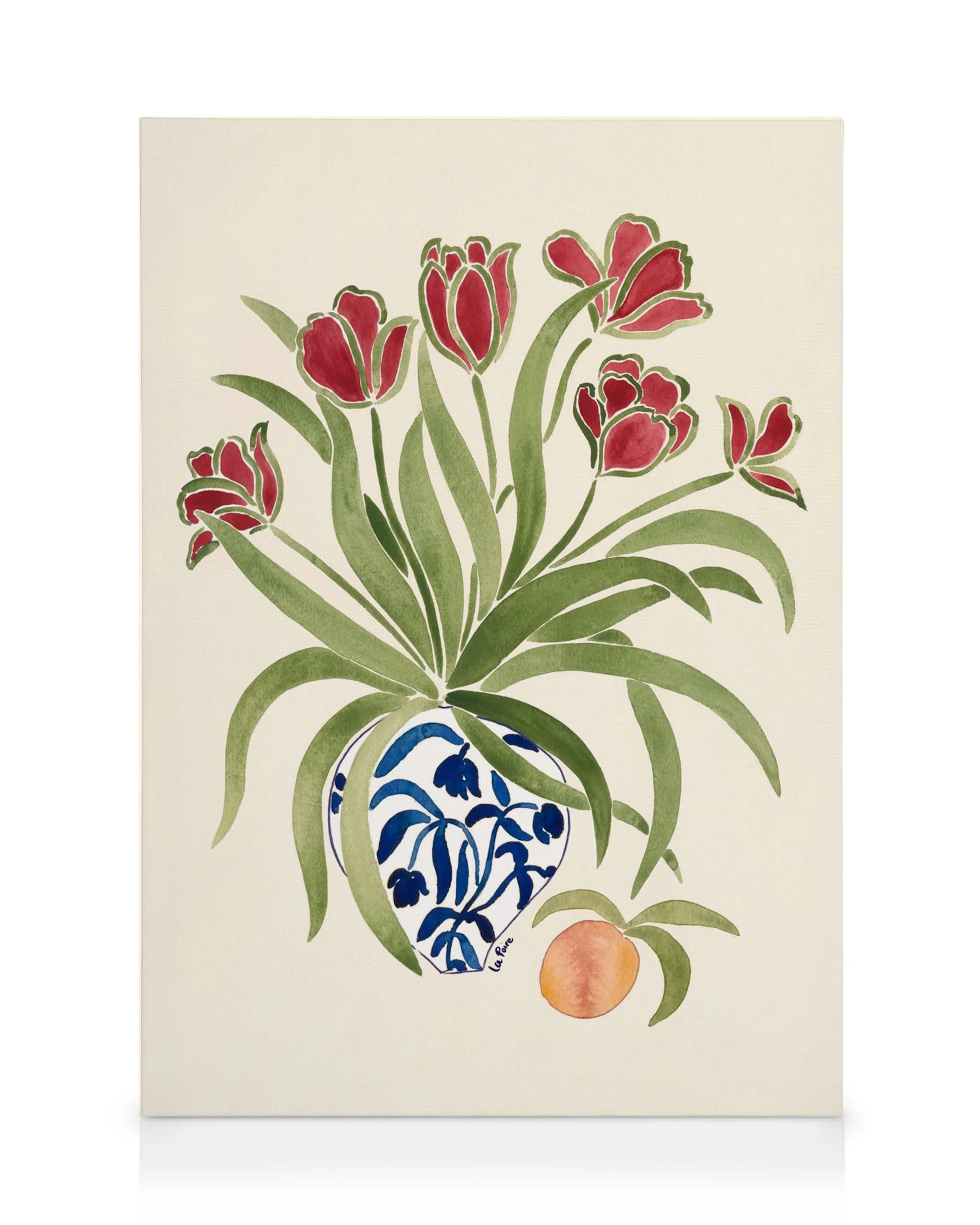 Stampa su tela di tulipani rossi in vaso blu e bianco con pesca. Arte floreale vibrante.