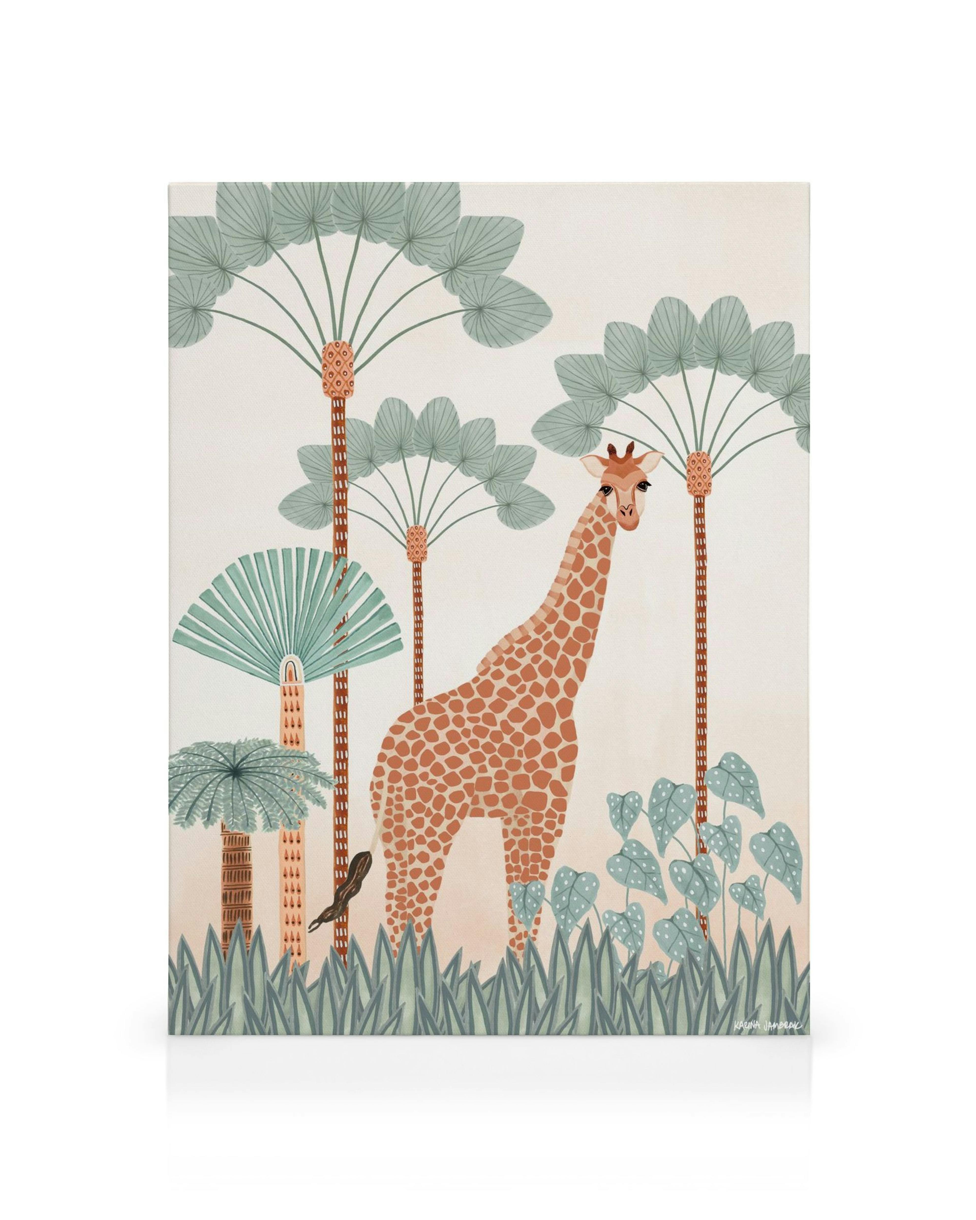 Toile pastel représentant une girafe aux taches brunes parmi des palmiers et plantes luxuriantes, tons vert et bleu.
