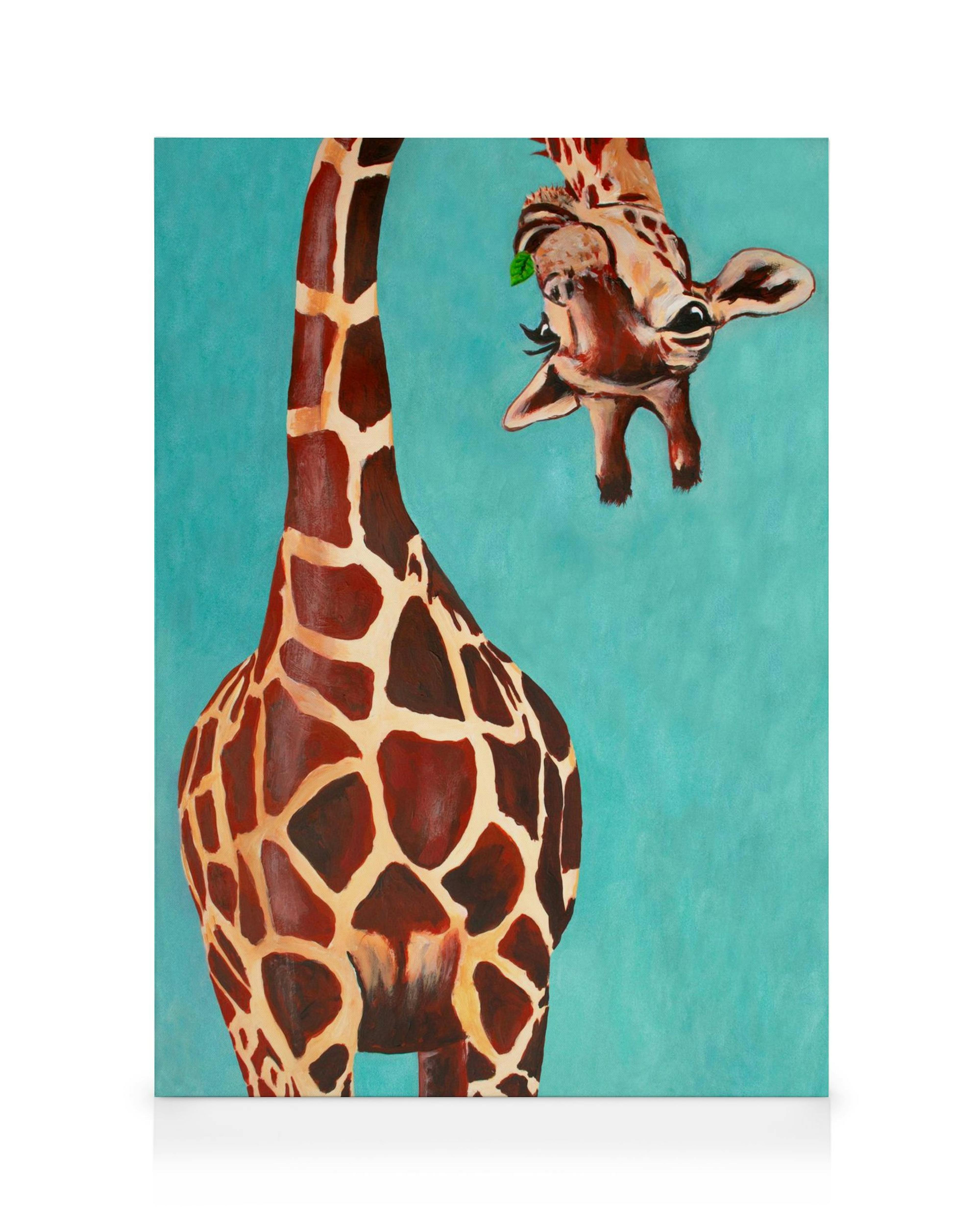 Canvastavla föreställande en uppochnedvänd giraff med bruna fläckar på tealbakgrund, med ett grönt blad i munnen.