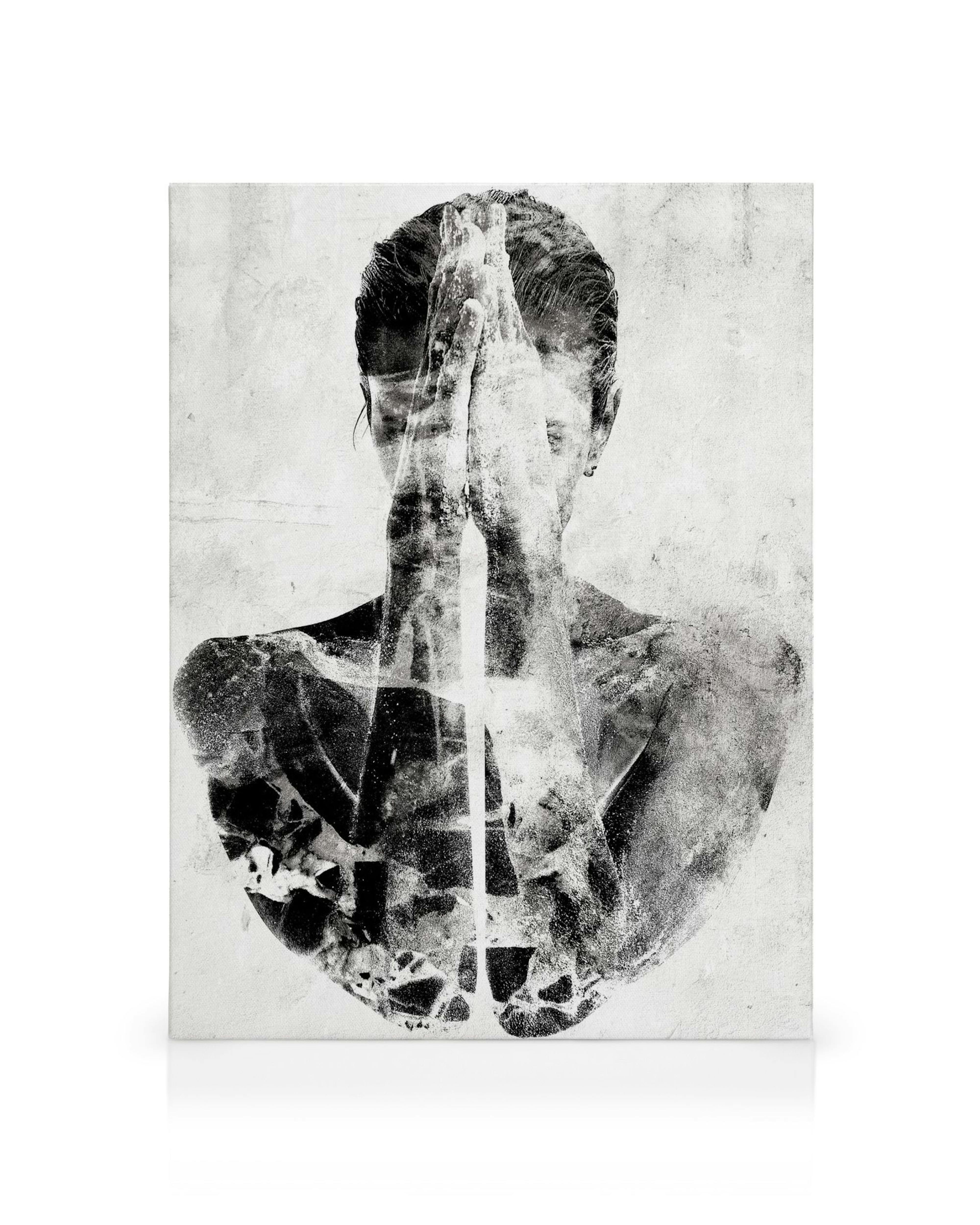 Czarno-biały obraz na płótnie przedstawiający złączone dłonie z efektem rentgenowskim, ukazującym kości pod skórą.