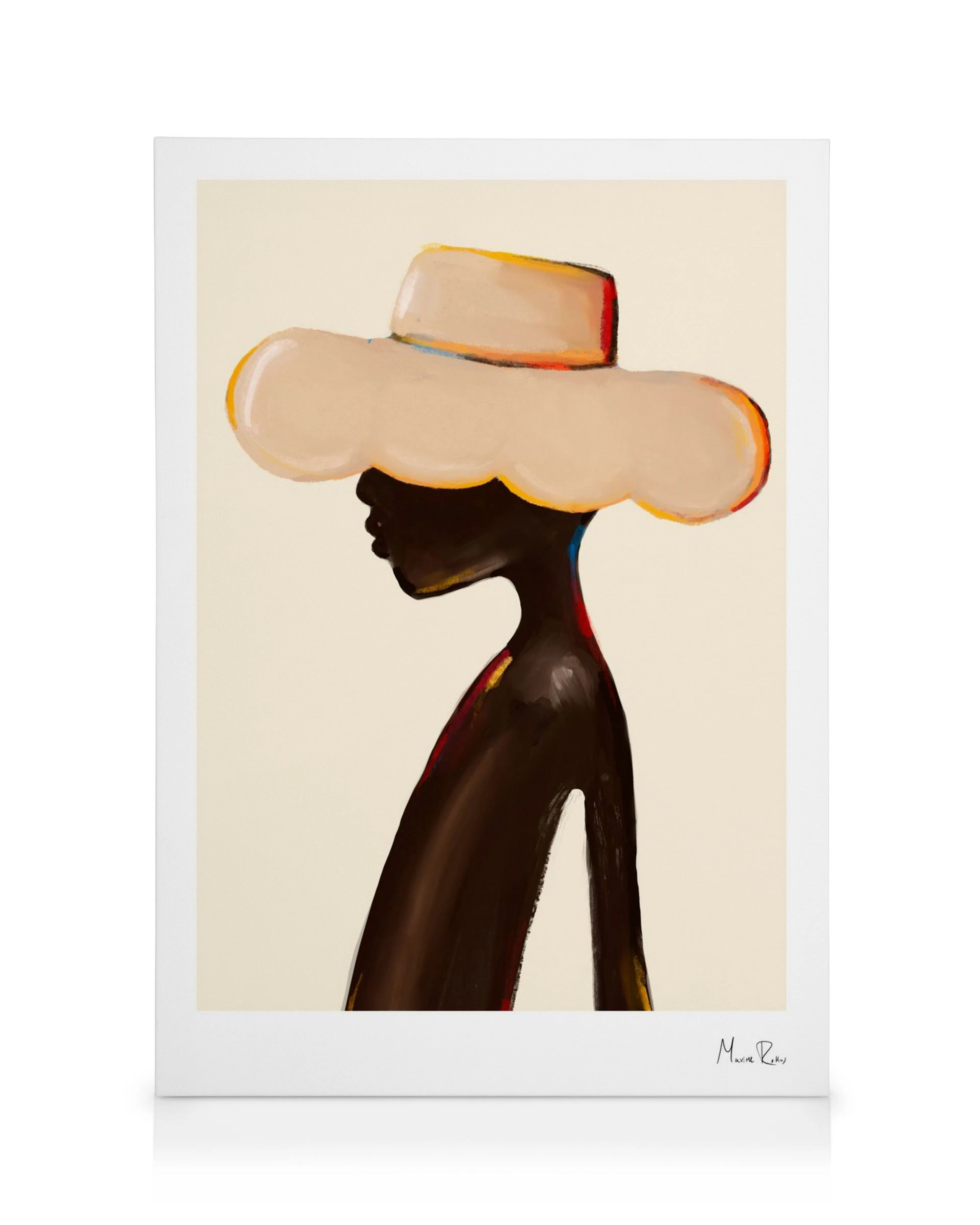 Ritratto astratto di donna con pelle scura e cappello beige, con pennellate vivaci e sfondo chiaro.