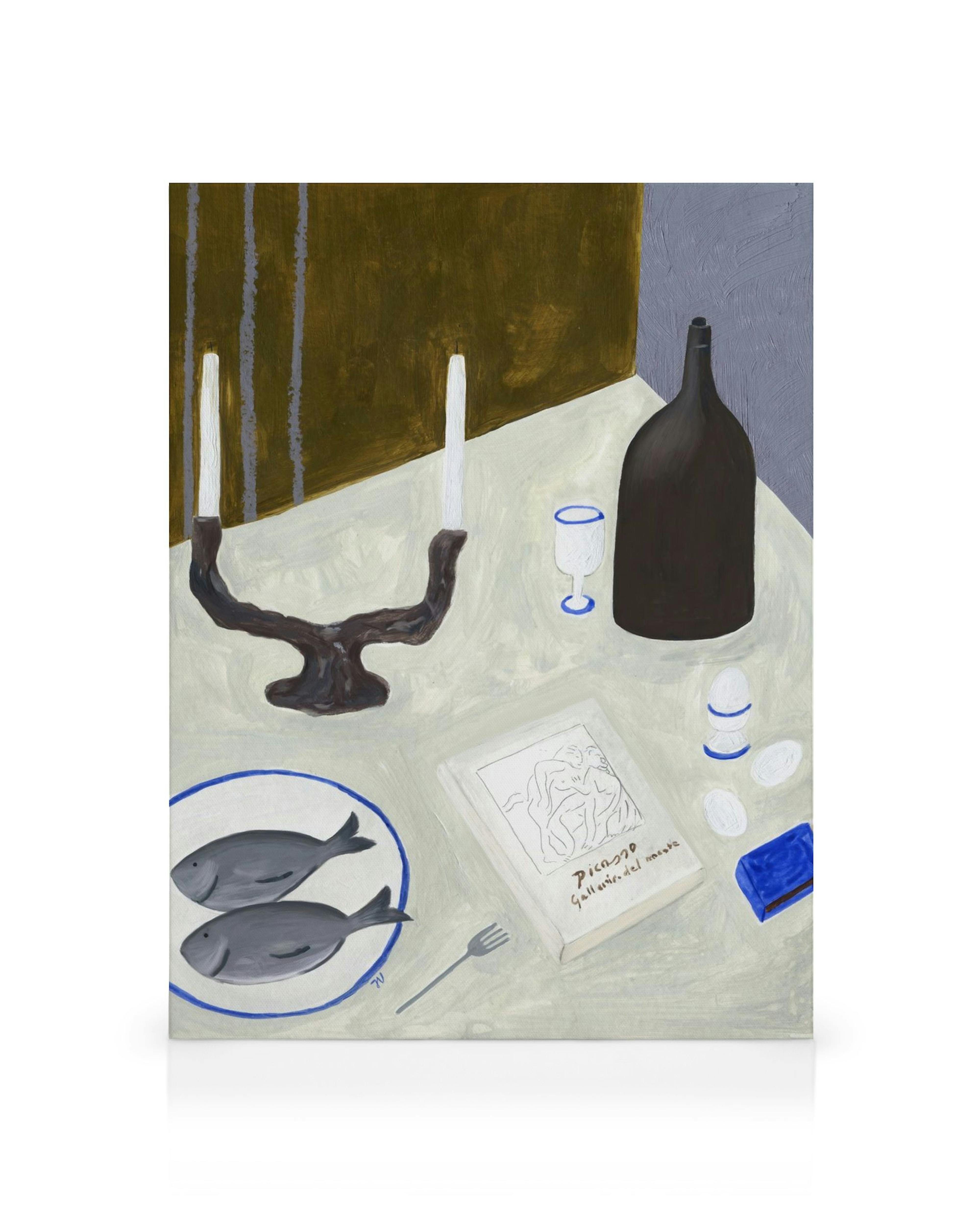 Toile artistique représentant une nature morte avec deux poissons, une bouteille et des bougies sur une nappe blanche. Typograph