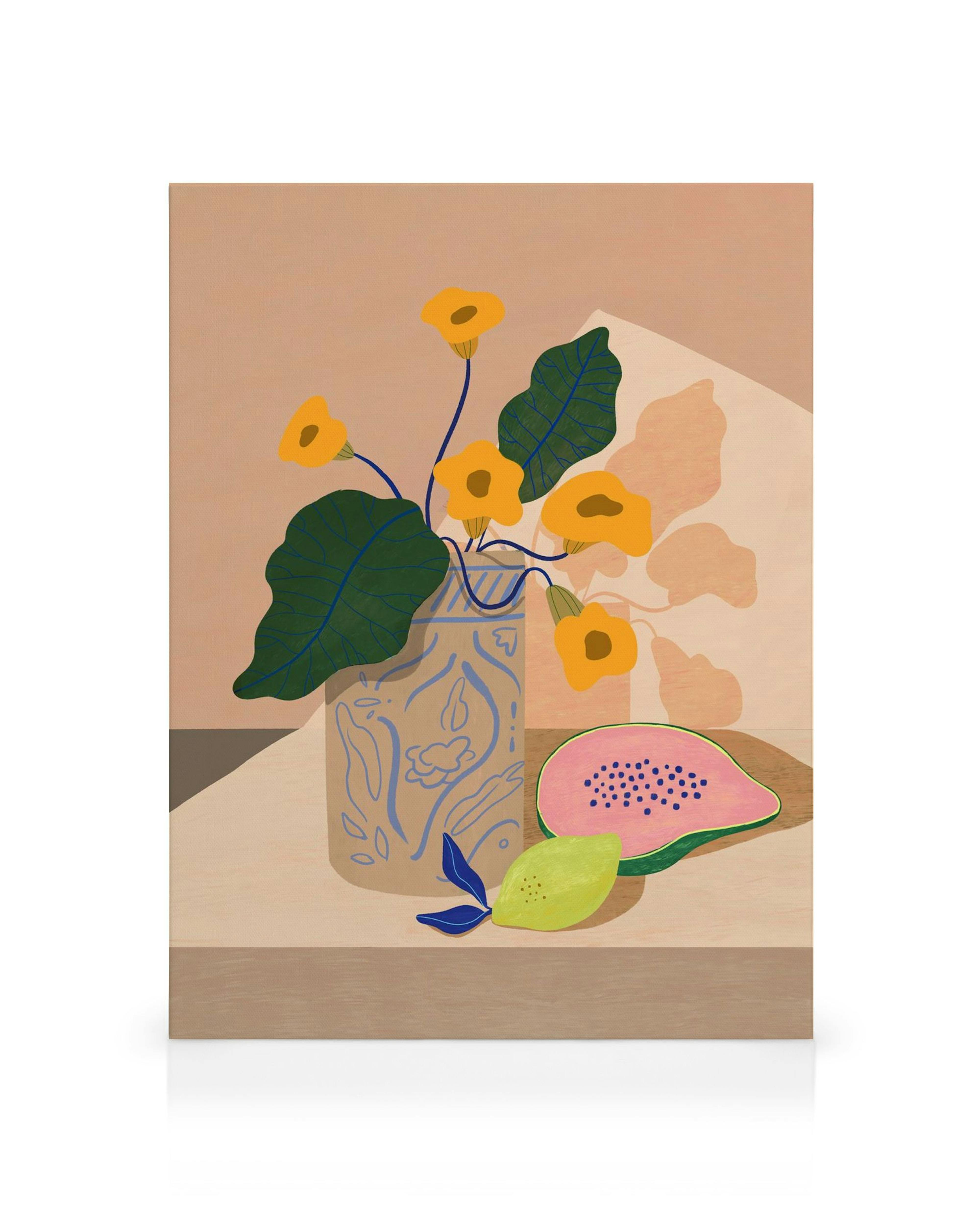 Toile Affiche avec un vase à motifs de fleurs jaunes, feuilles vertes, et une papaye verte sur fond beige et rose.