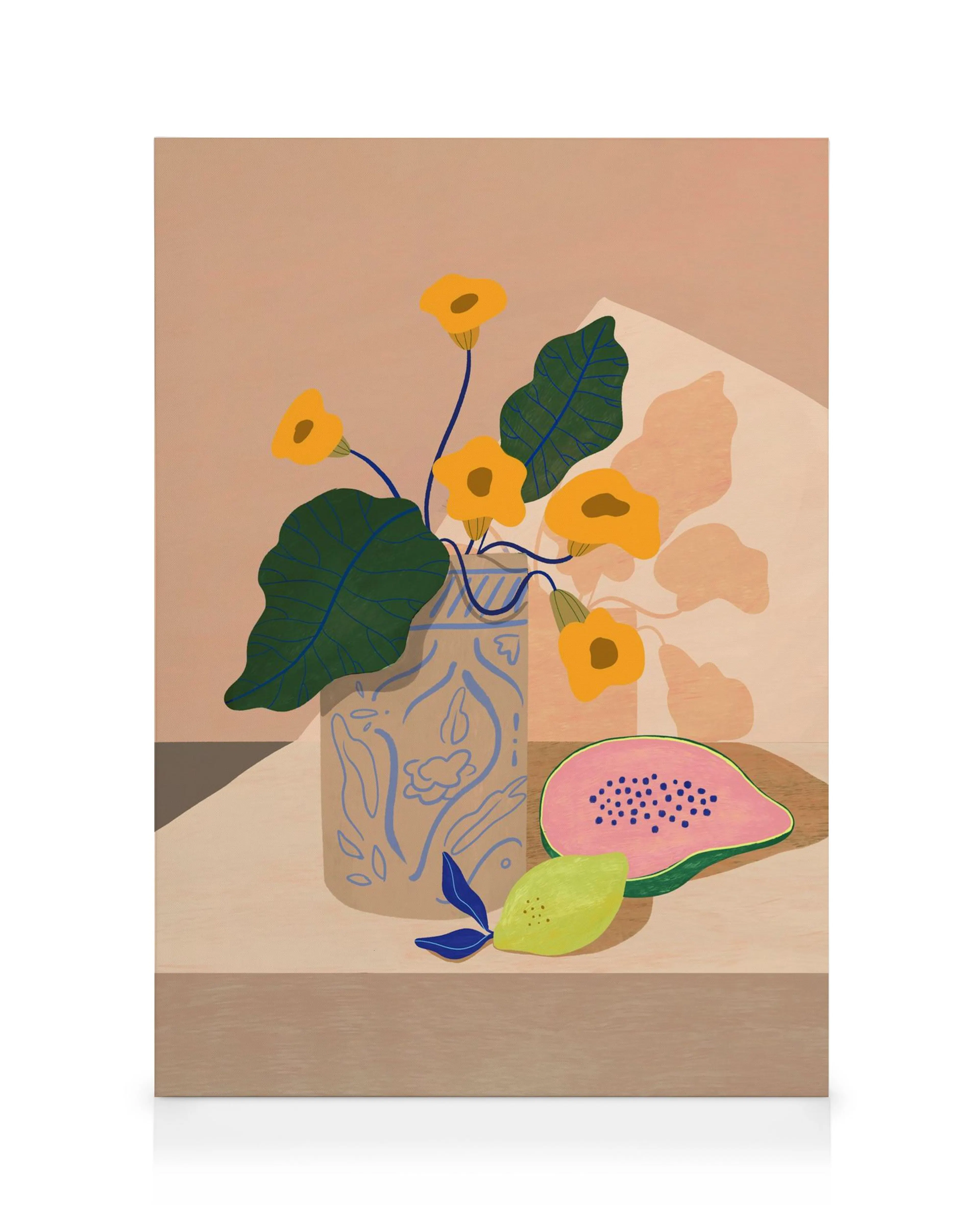 Abstrakte Vase mit gelben Blumen und grünen Blättern, daneben rosa Papaya und grüne Zitrone auf beige Wand.