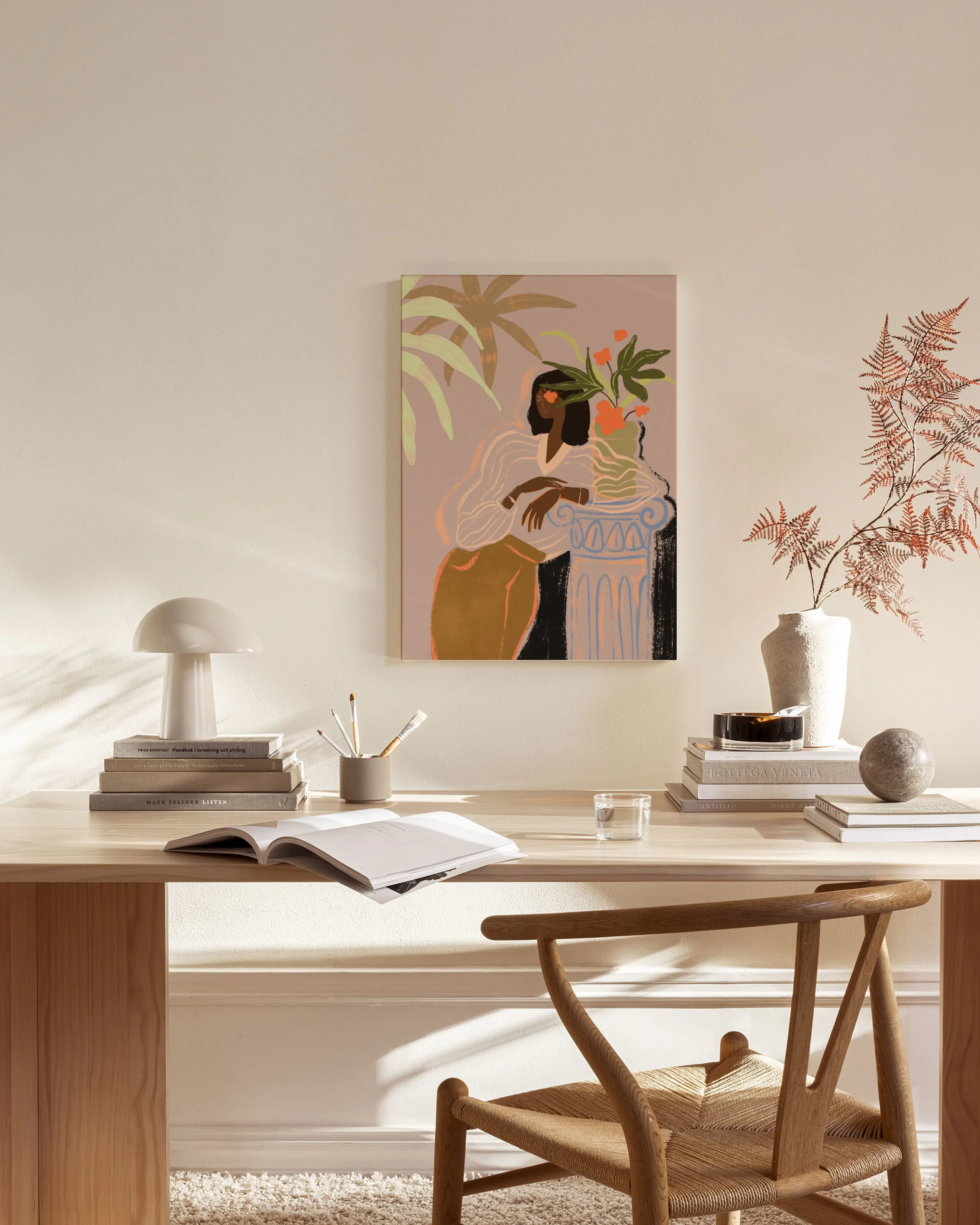 Een canvas met een geïllustreerde vrouw naast een vaas met bloemen en planten, hangend in een moderne woonkamer.