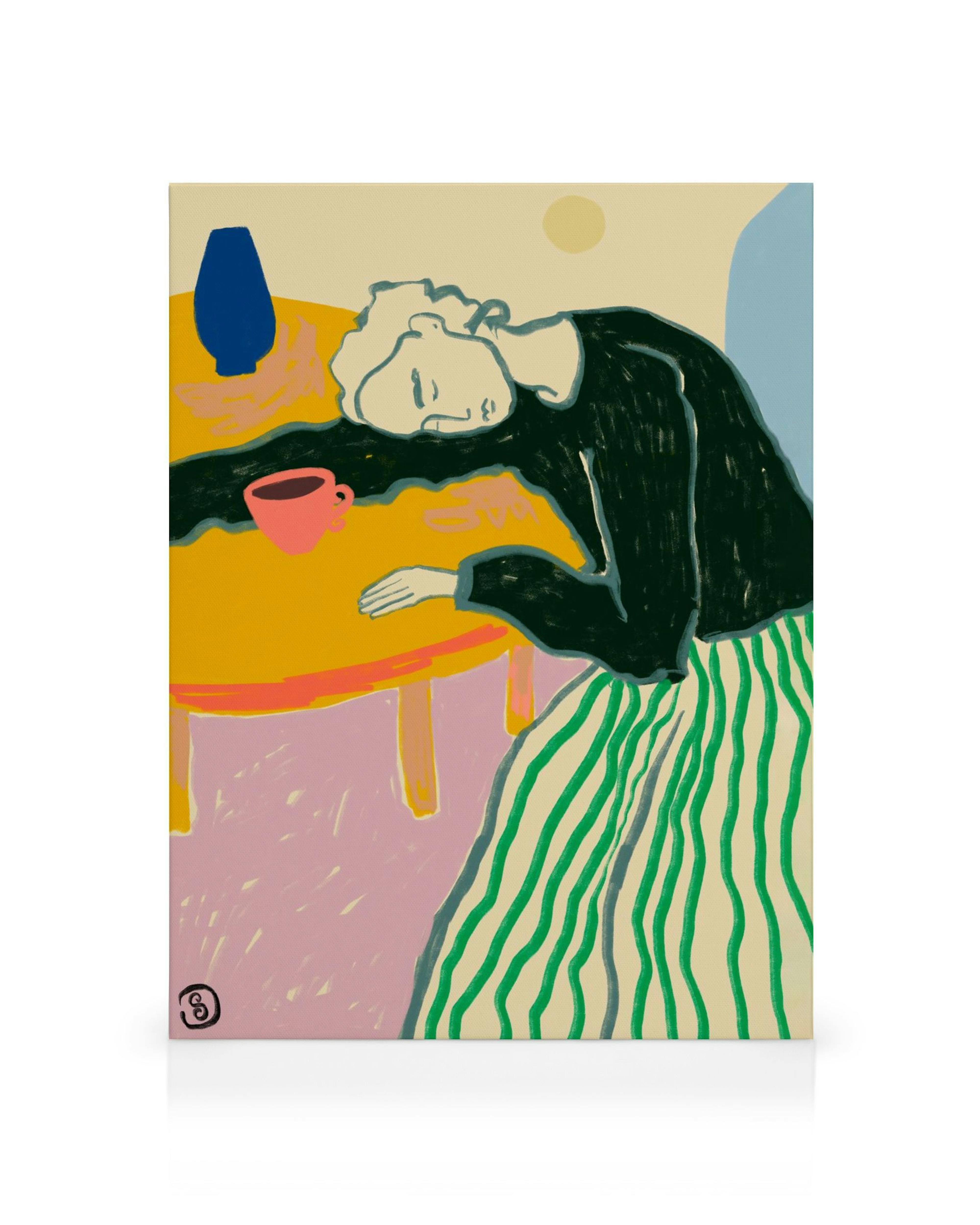 Lærred med illustreret kvinde liggende på bord med kaffekop, vase og stribet nederdel i moderne kunststil.