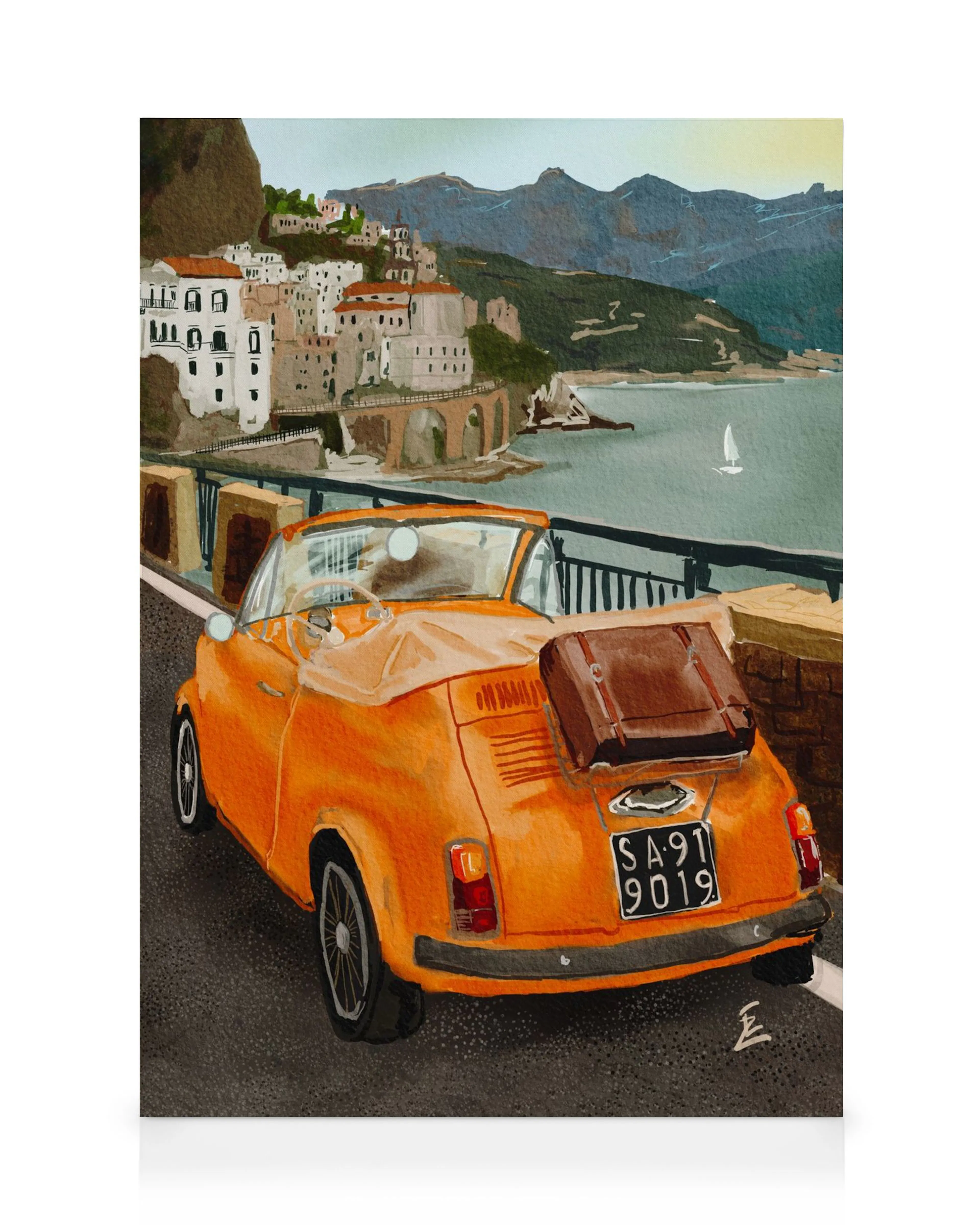 Levendig canvas van oranje vintage cabriolet aan Italiaanse kust, met dorp, zeilboot en bergen