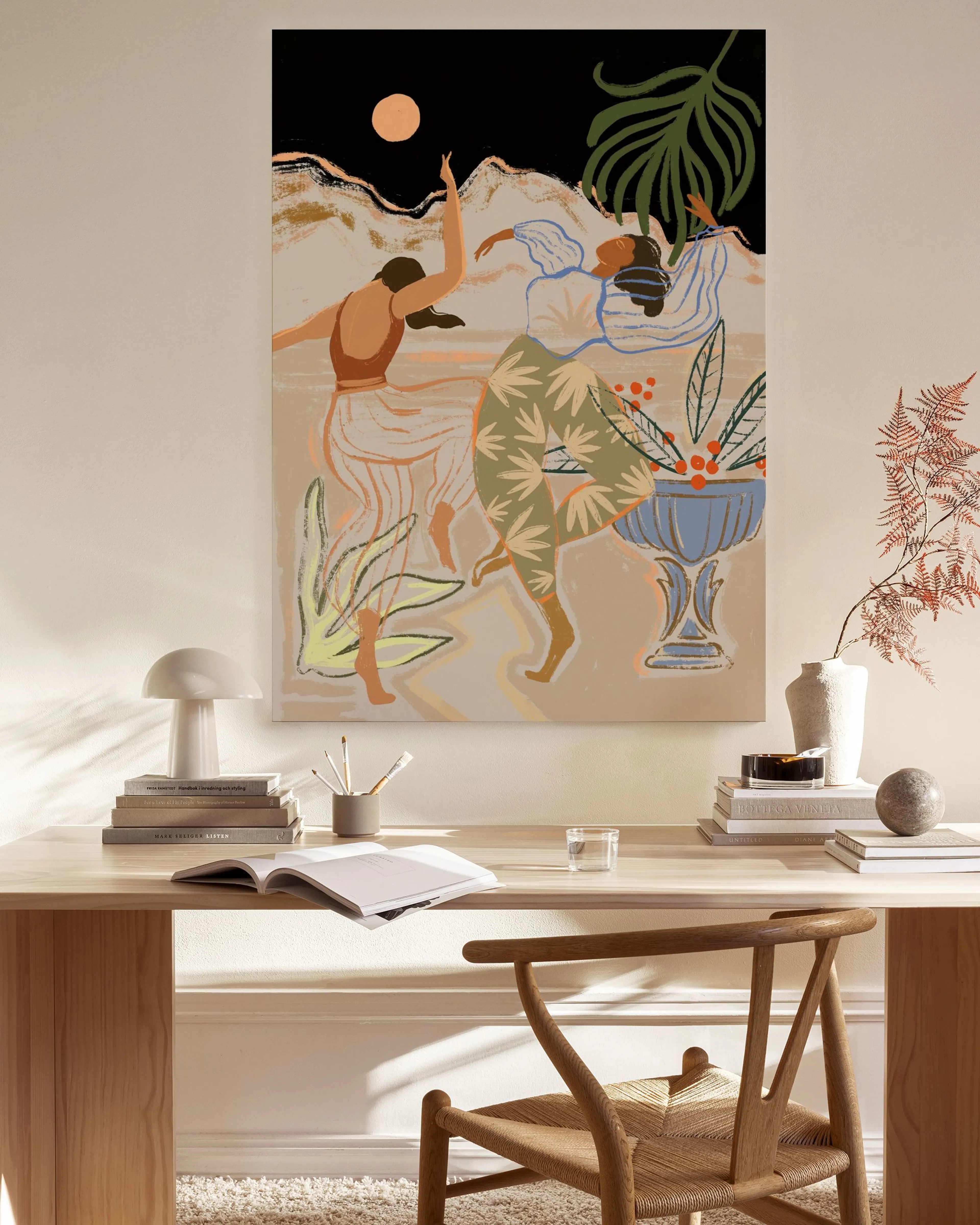 Lienzo de dos mujeres bailando bajo la luna llena con plantas y una fuente, ideal para sala o comedor.