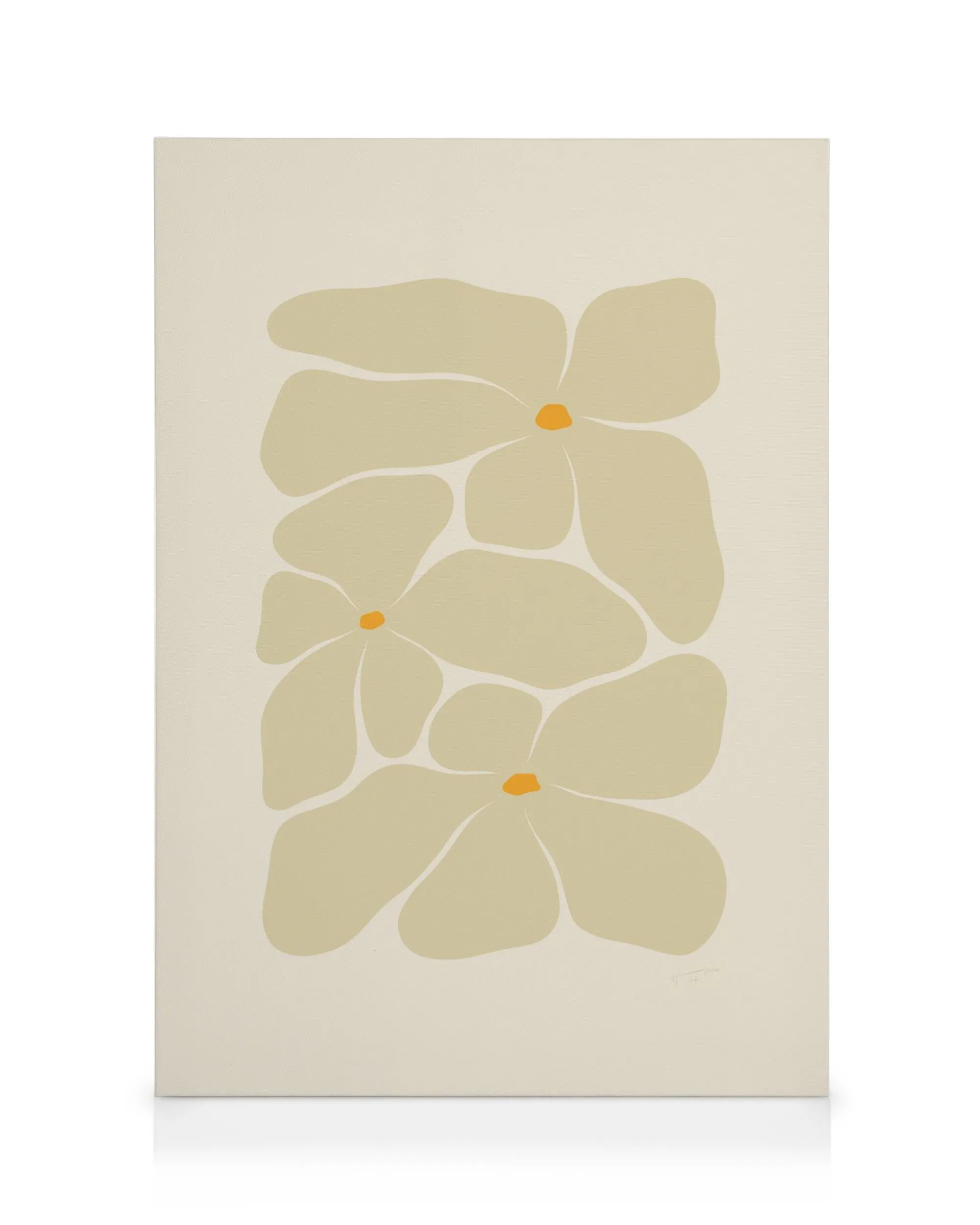 Lienzo abstracto con tres flores de pétalos beige y centros naranjas sobre un fondo crema.