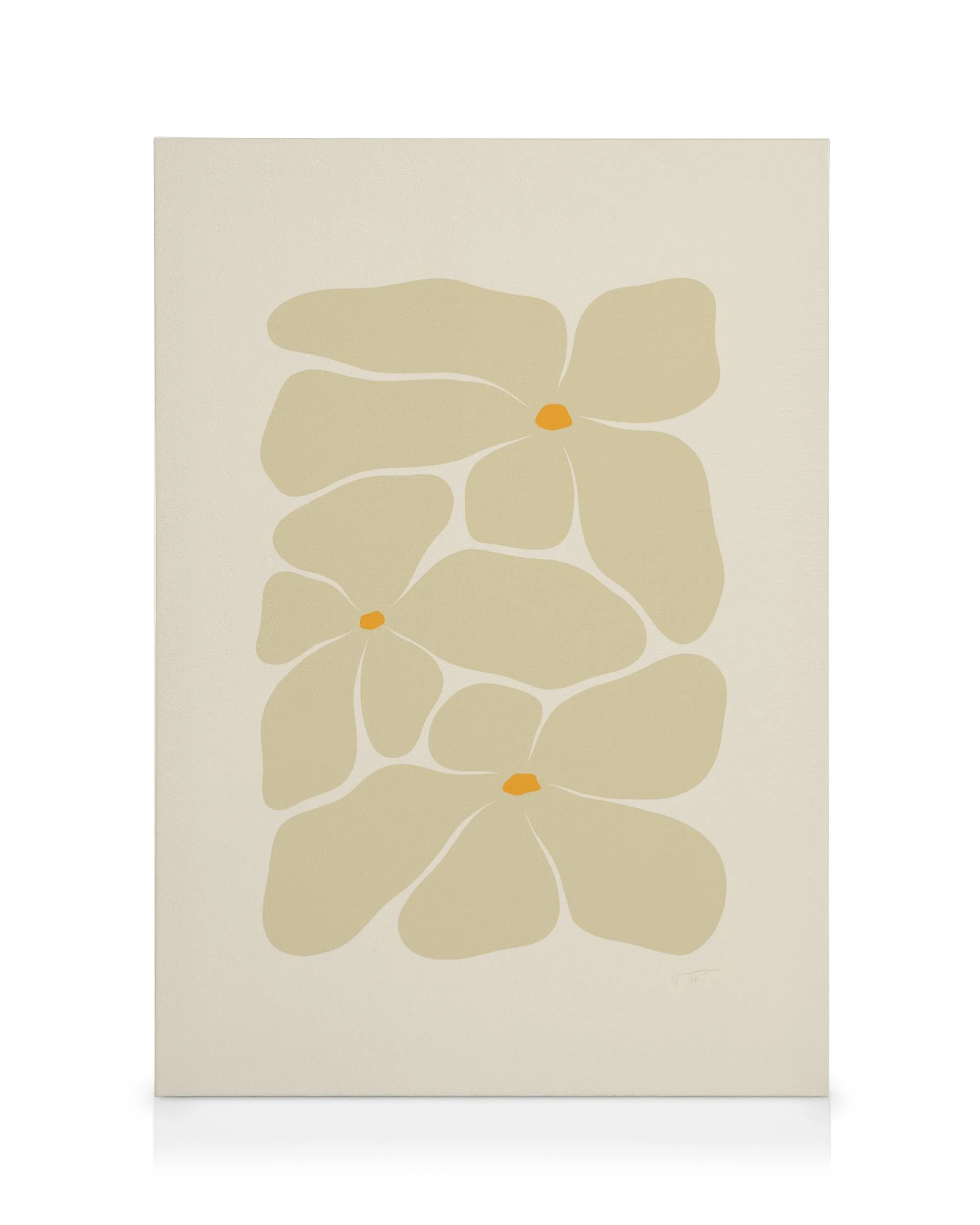 Lienzo abstracto con tres flores de pétalos beige y centros naranjas sobre un fondo crema.
