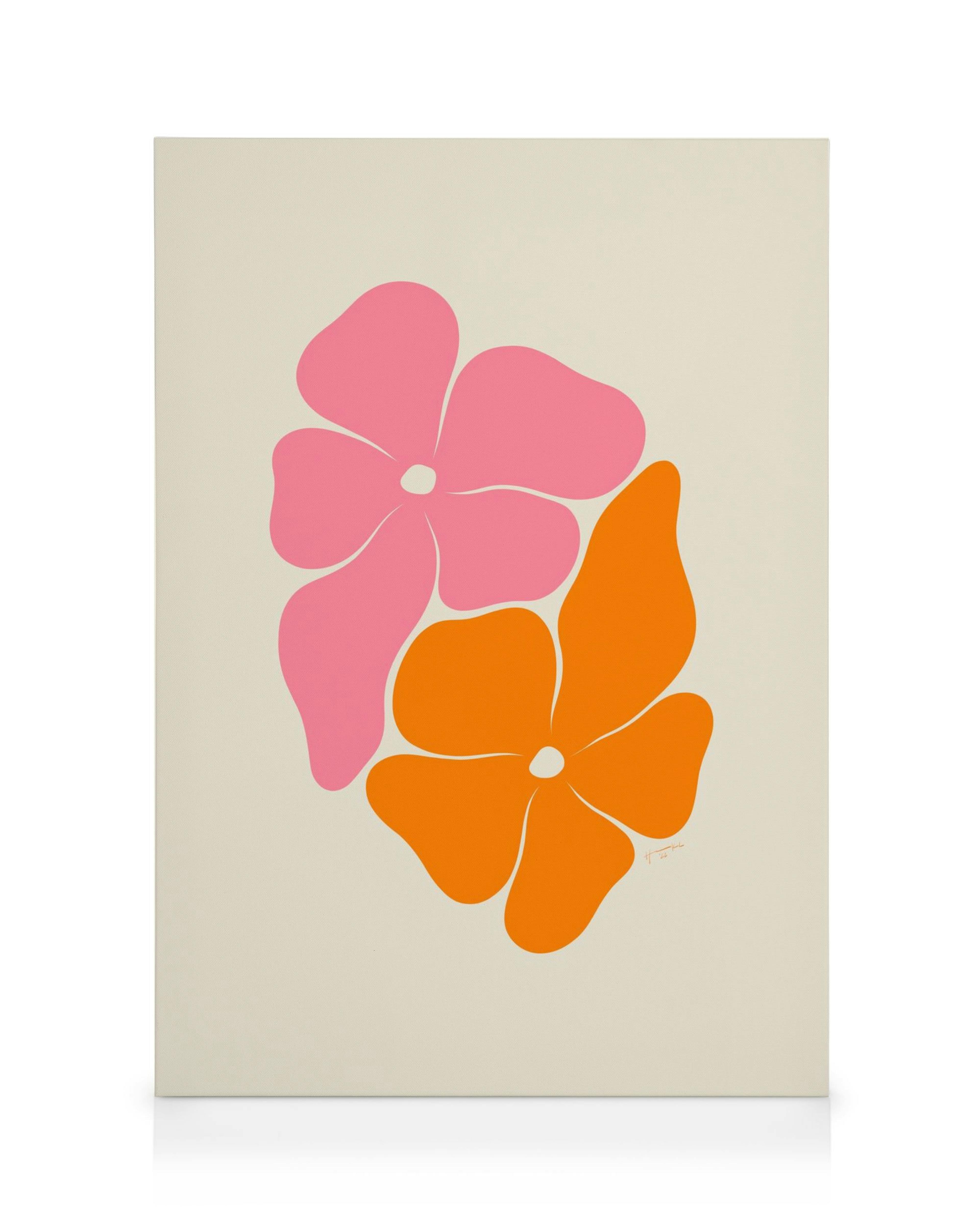 Stampa su tela con due fiori stilizzati, uno rosa e uno arancione, su sfondo beige. Arte floreale moderna.