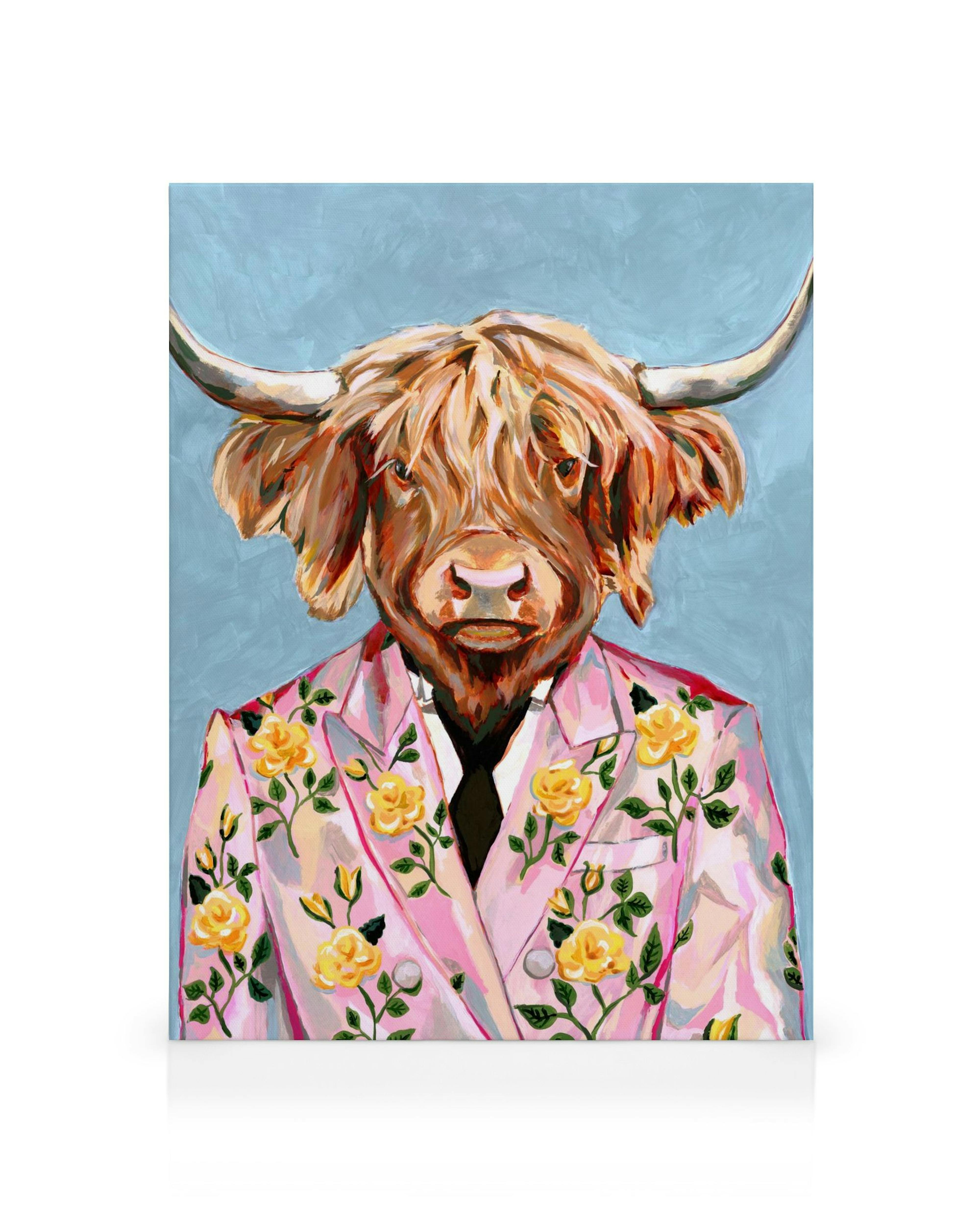 Tela de vaca marrom e branca com casaco floral rosa e amarelo, fundo azul, pinceladas visíveis, arte animal.