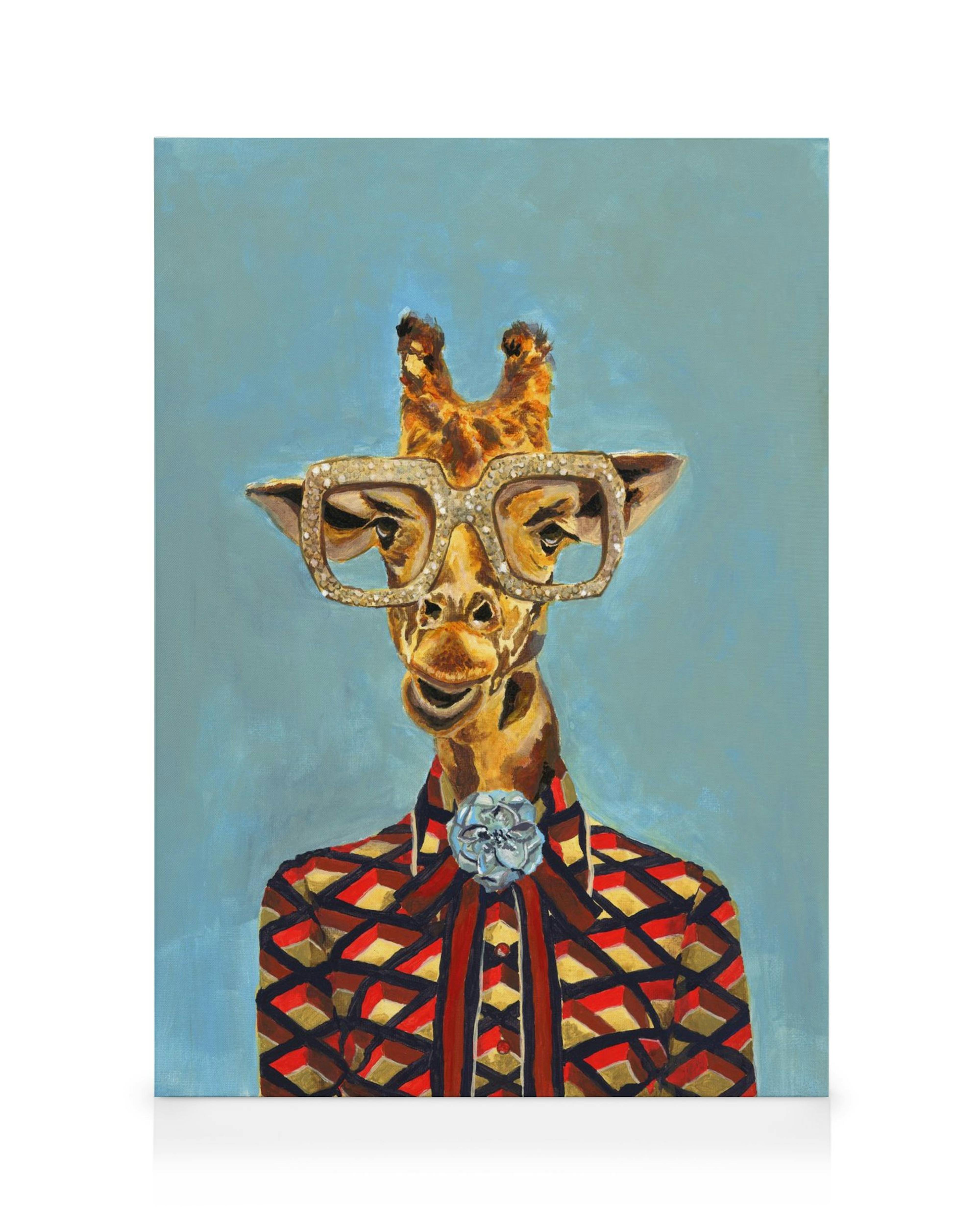 Toile girafe avec lunettes scintillantes et veste à motifs sur fond bleu clair