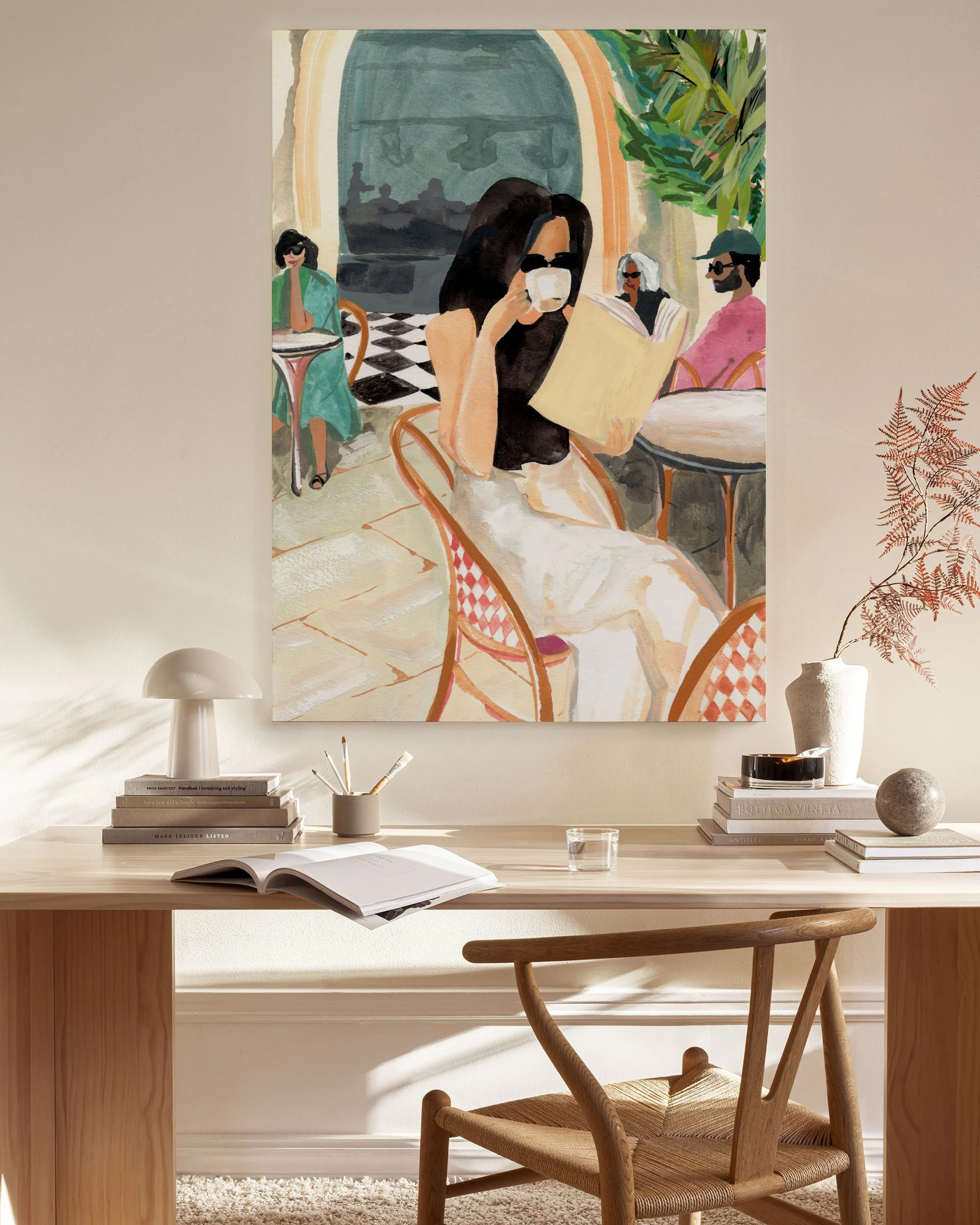 Leinwandbild einer Frau beim Lesen im Café, in einem modernen Wohnzimmer über einem Sideboard.