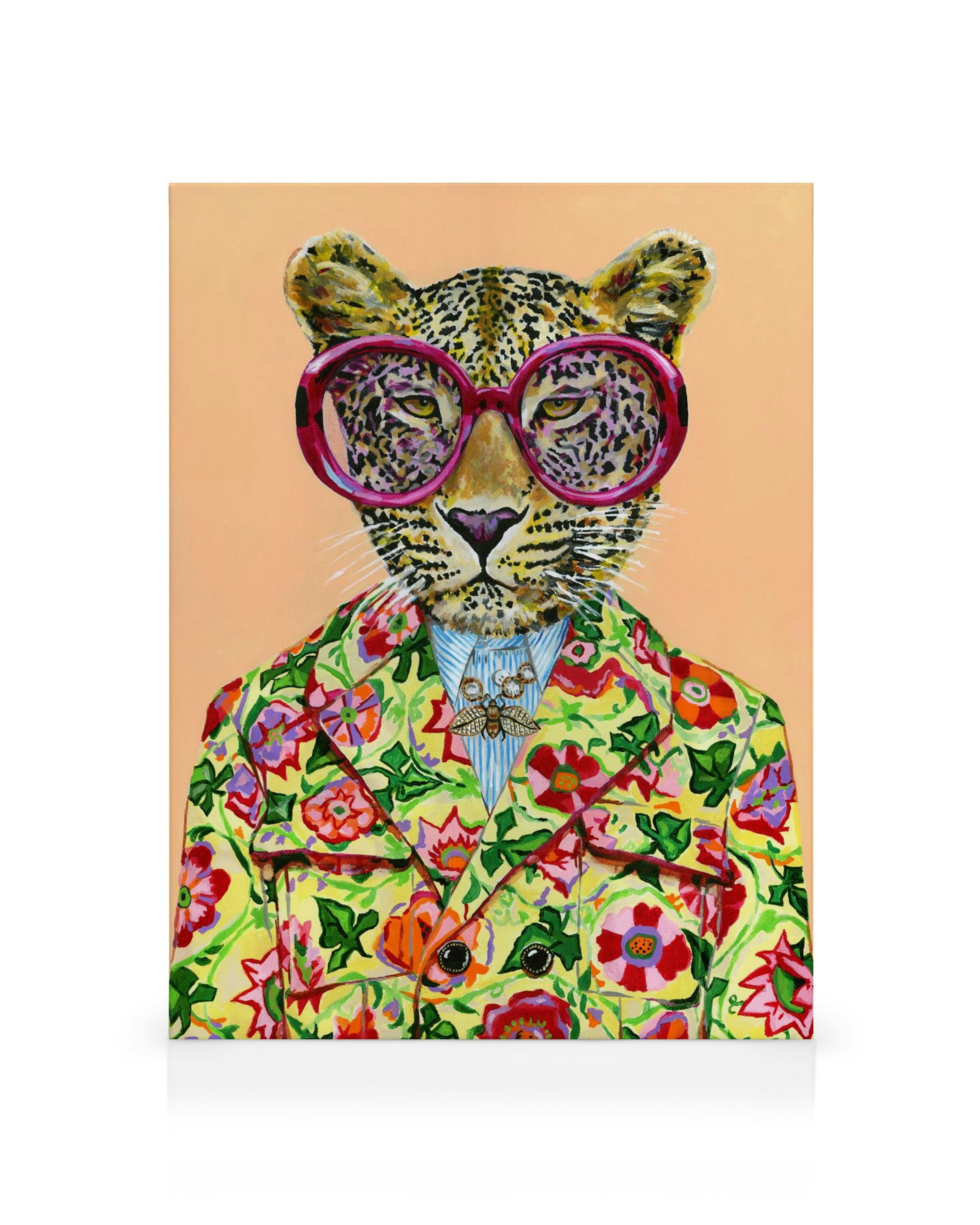 Toile léopard à lambiance ludique, avec lunettes roses et veste fleurie sur fond orange