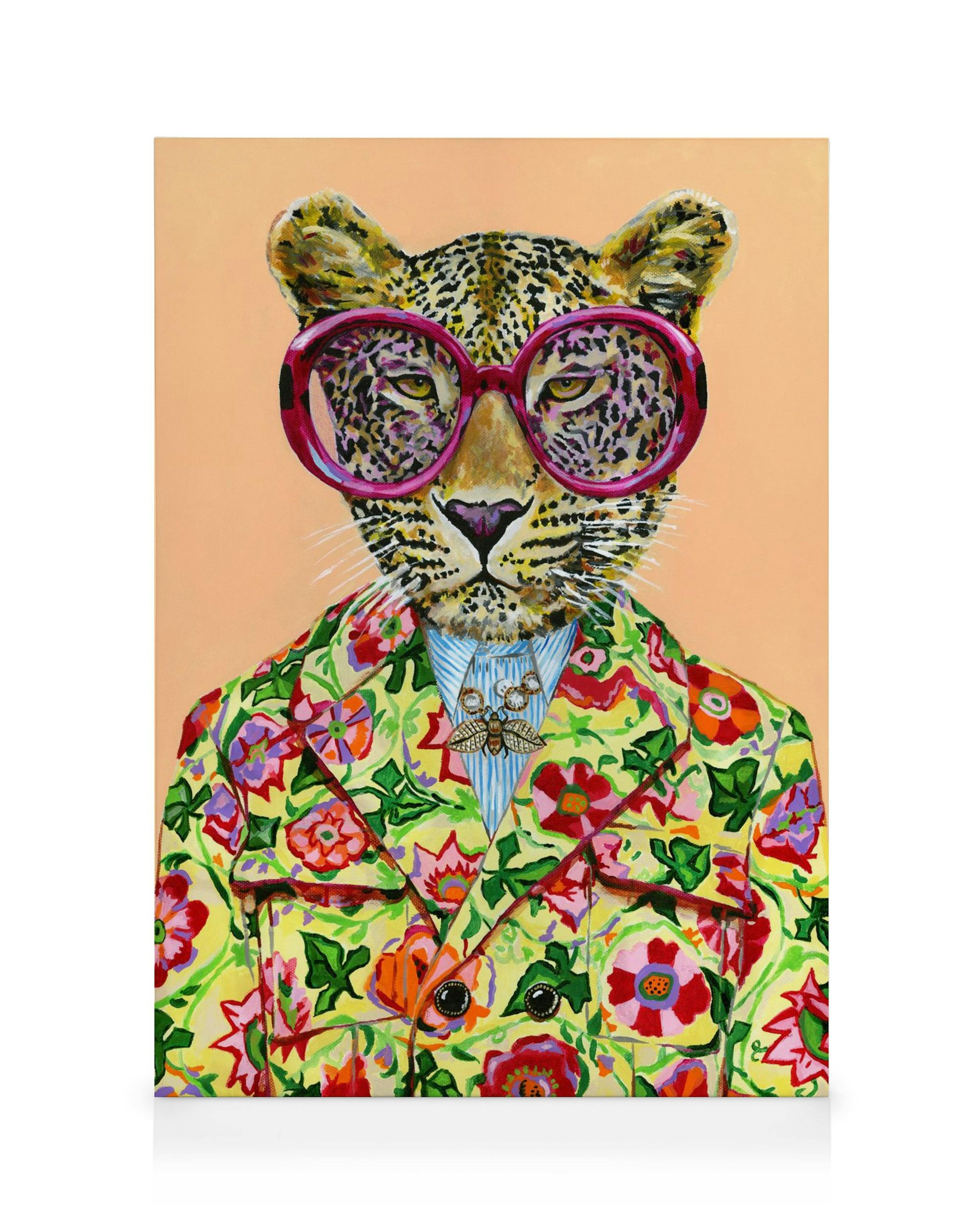 Leinwandbild: Leopard mit rosafarbener Brille, blauem Hemd und bunter Blumenjacke auf orangefarbenem Hintergrund.