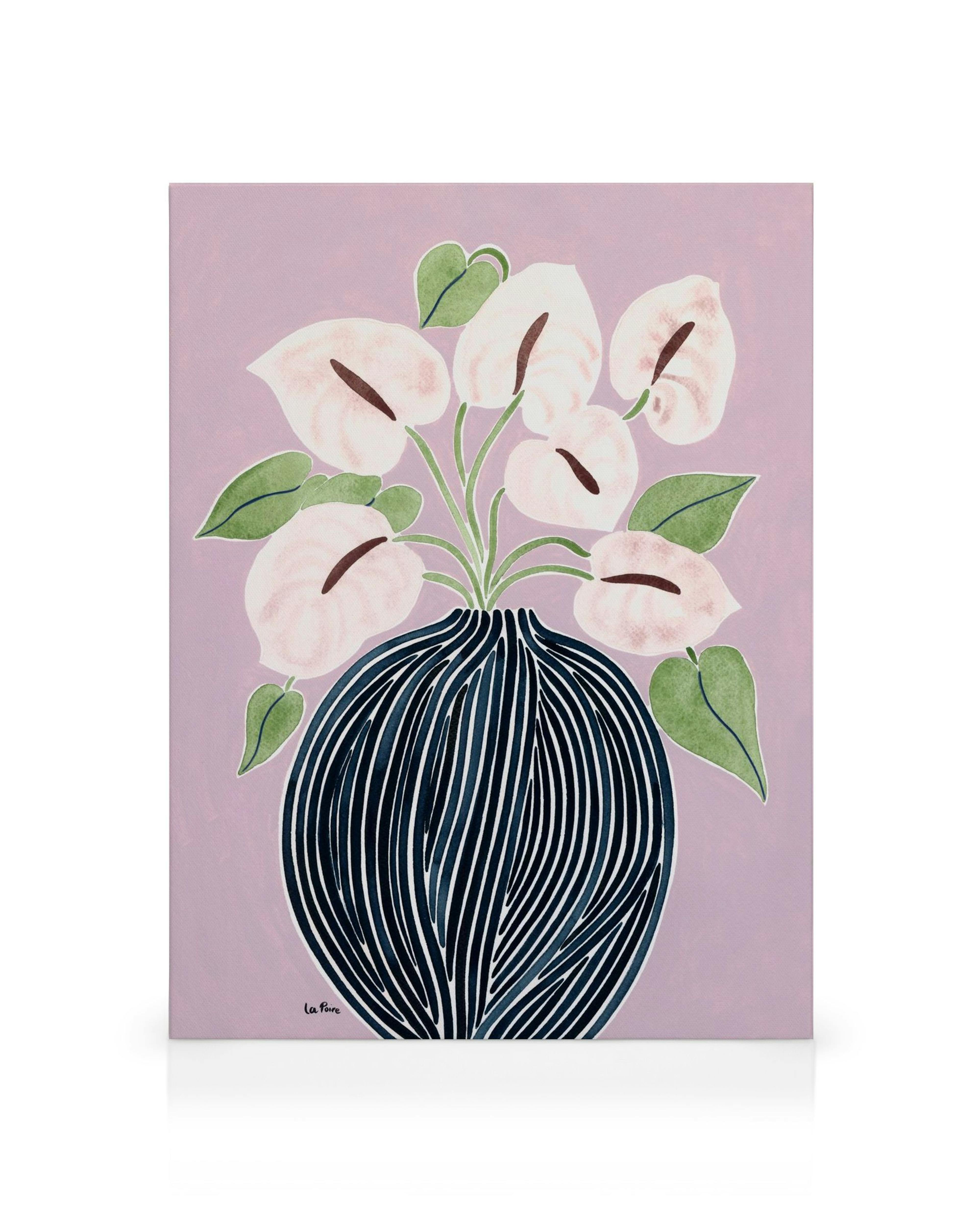 Canvastavla med rosa anthuriumblommor i en svart randig vas mot en lila bakgrund. Blomstermotiv, heminredning.