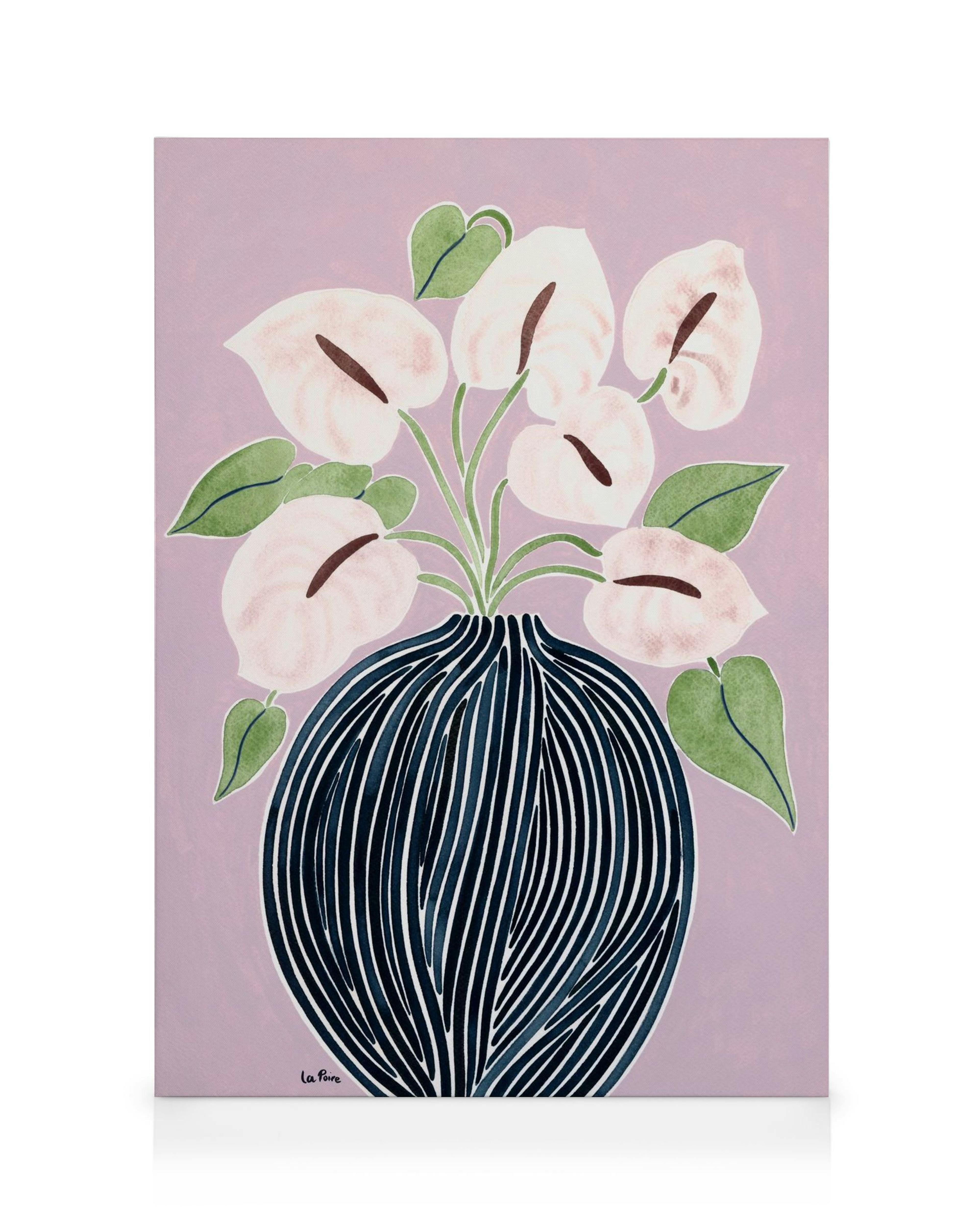 Stampa su tela con fiori rosa anthurium e foglie verdi in vaso a strisce nere, su sfondo viola chiaro.