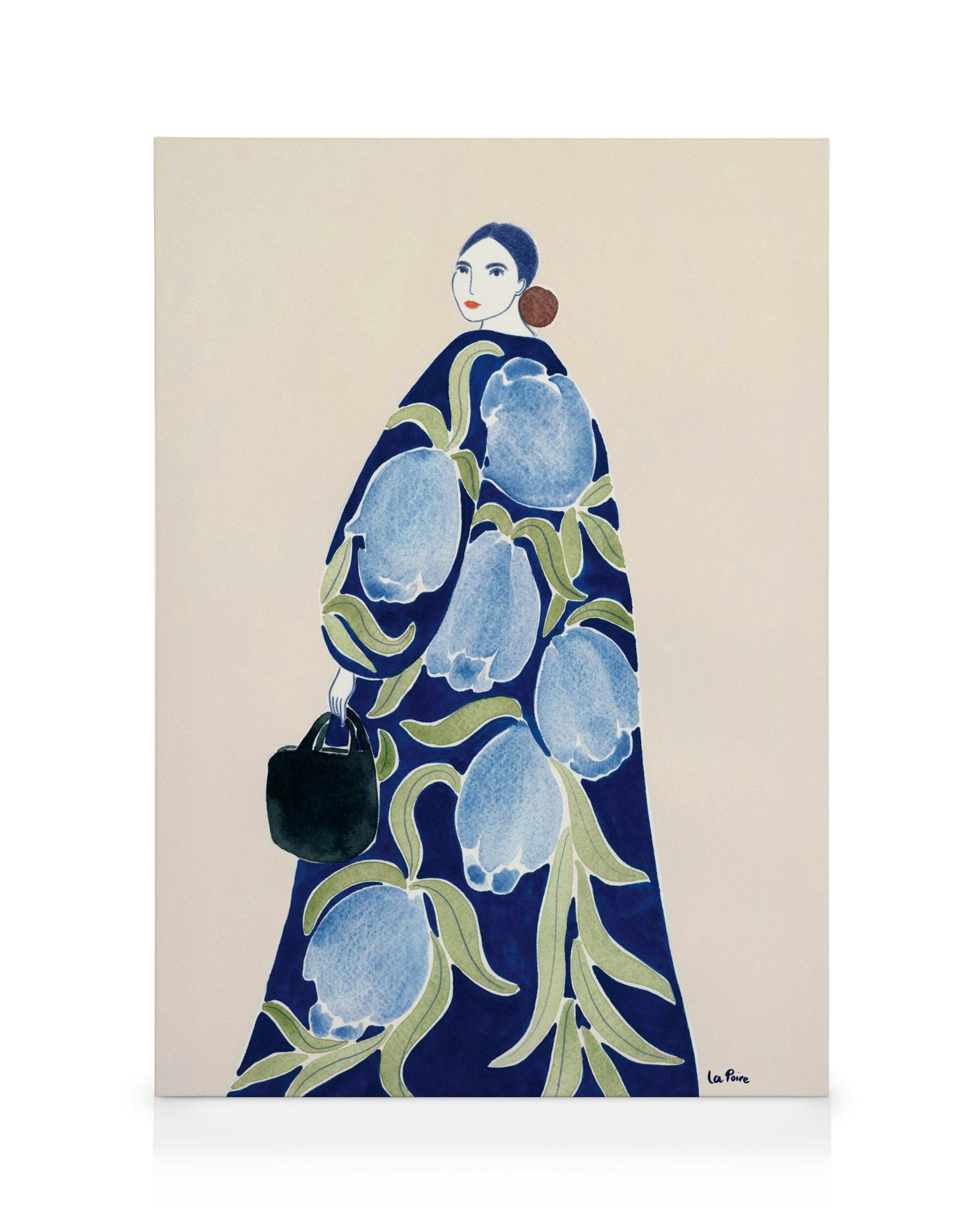 Vrouw in blauwe bloemenjas en zwarte tas op canvas, elegante muurkunst