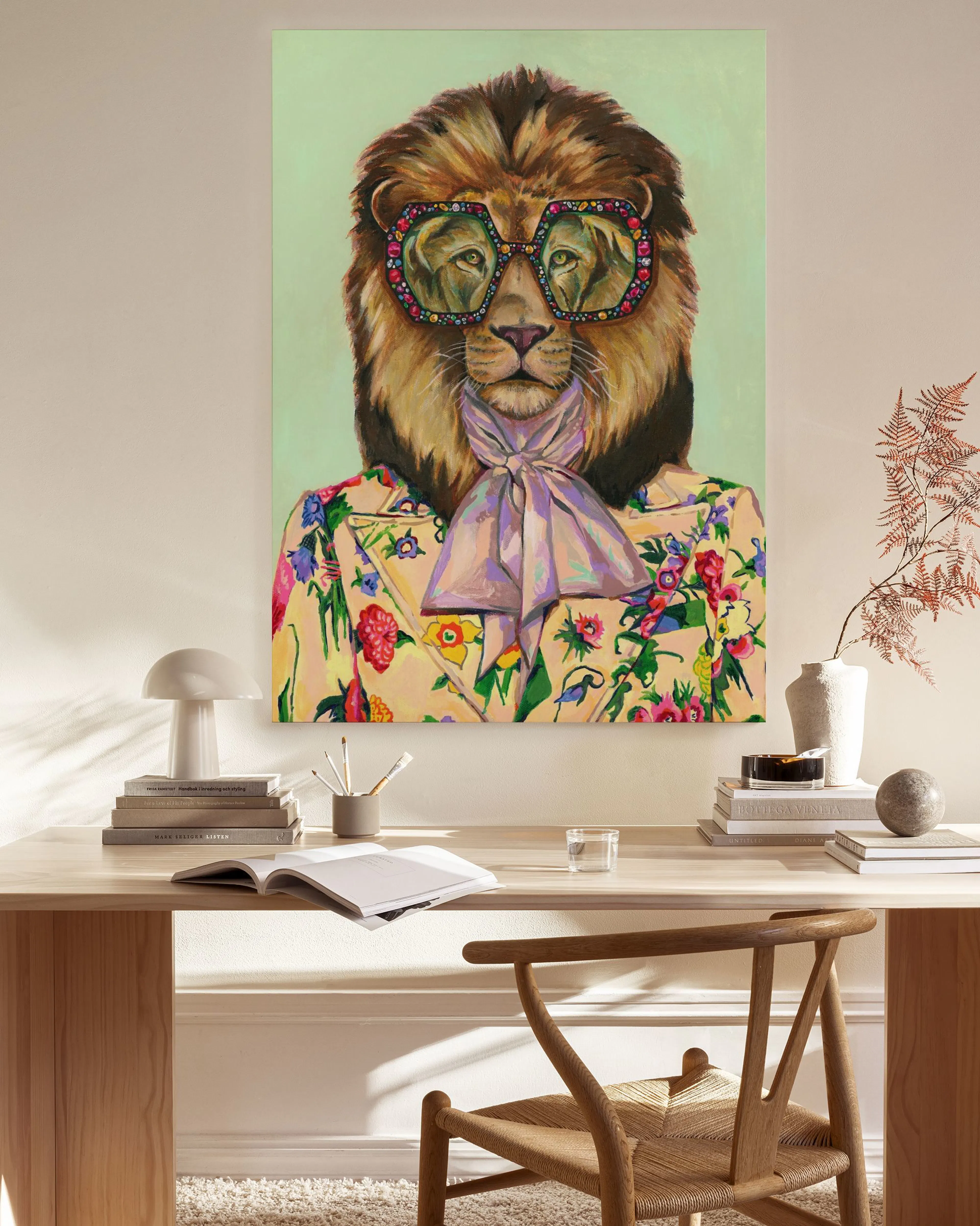 Canvas van een leeuw met zonnebril en bloemenjas, hangend in een moderne woonkamer met houten meubels.