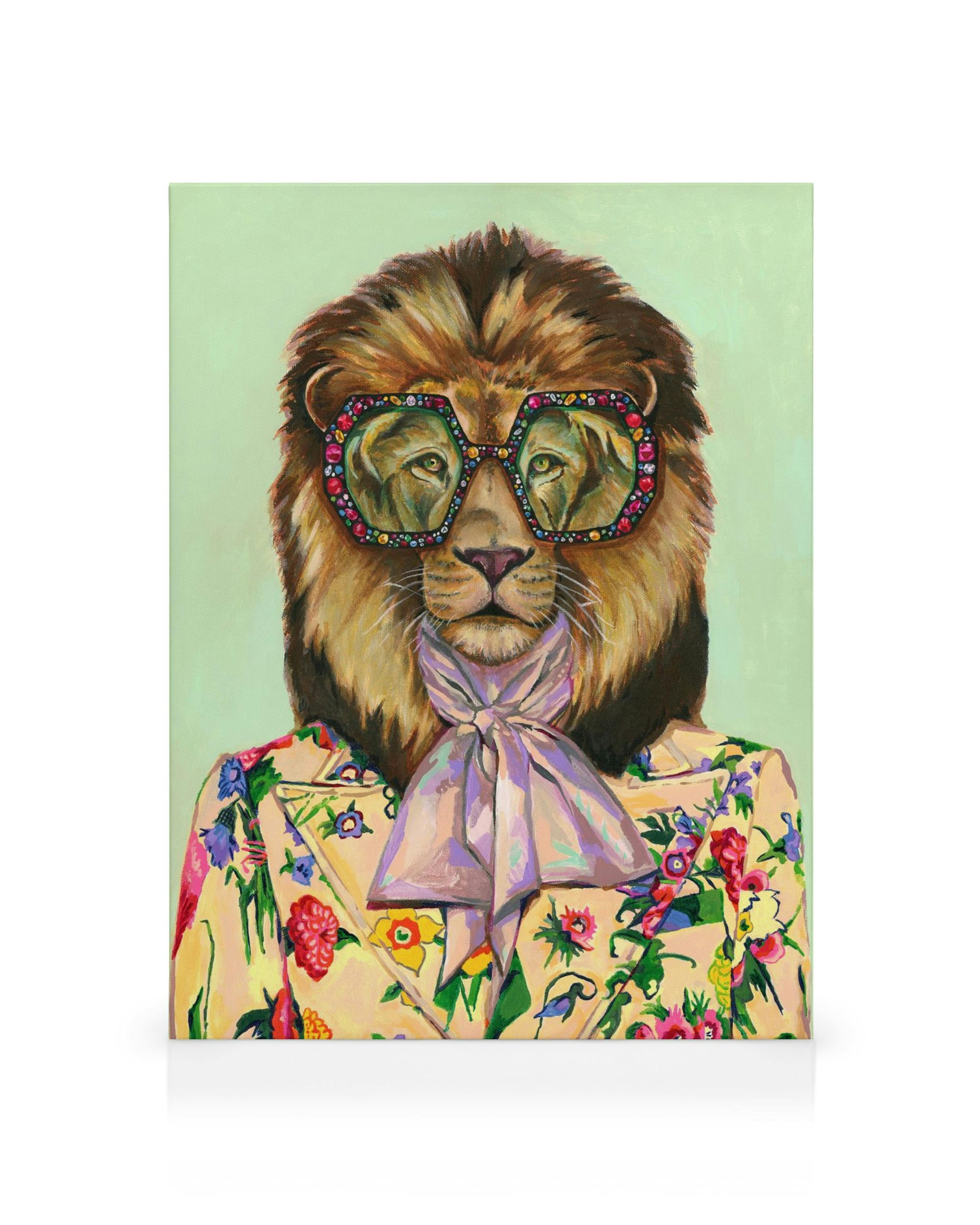 Obraz lva v m&oacute;dn&iacute;m oblečen&iacute; s velk&yacute;mi br&yacute;lemi a sakem s květinov&yacute;m vzorem na zelen&eac
