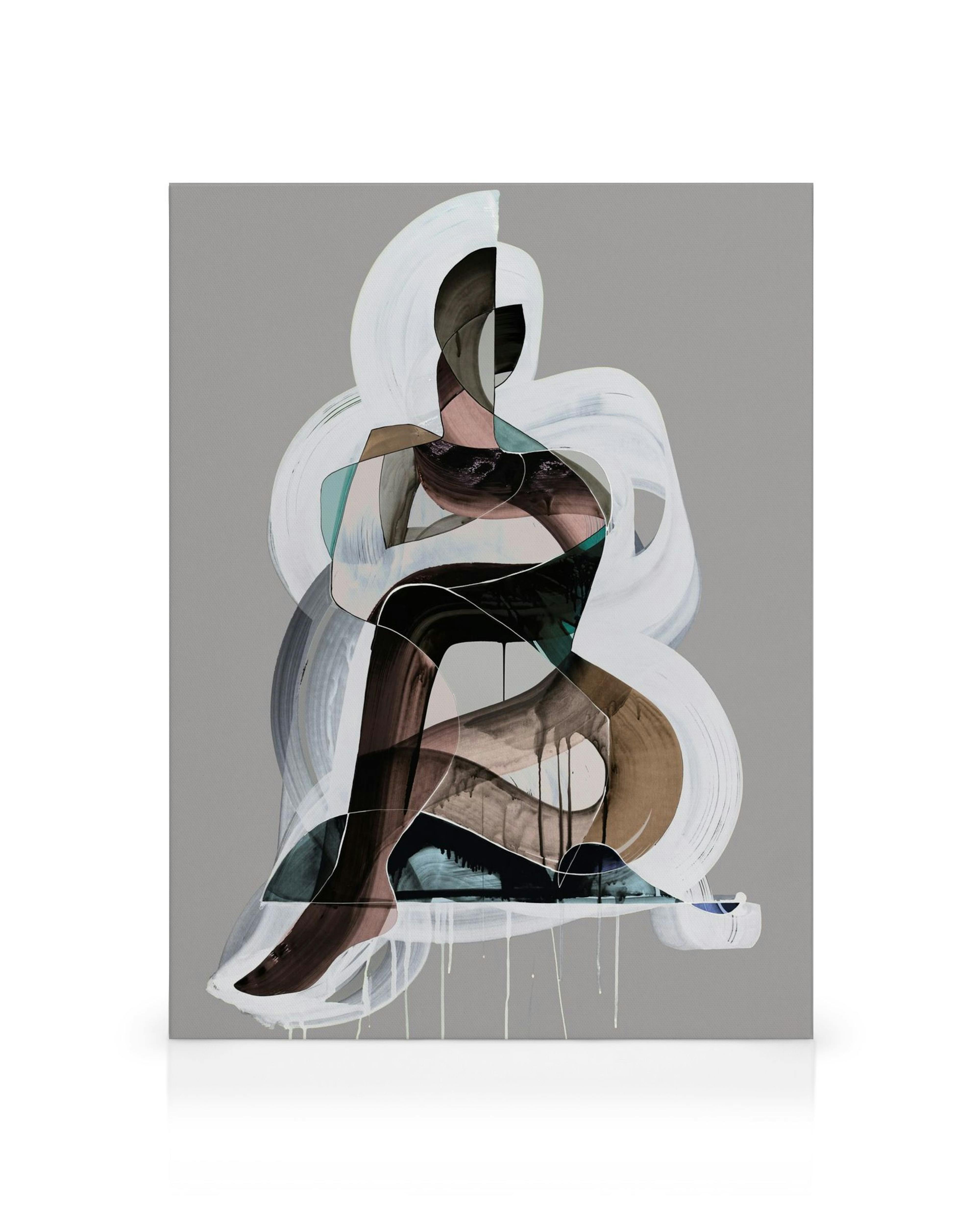 Lienzo abstracto de figura sentada con formas superpuestas y líneas onduladas en marrón, negro, verde azulado, blanco y gris.