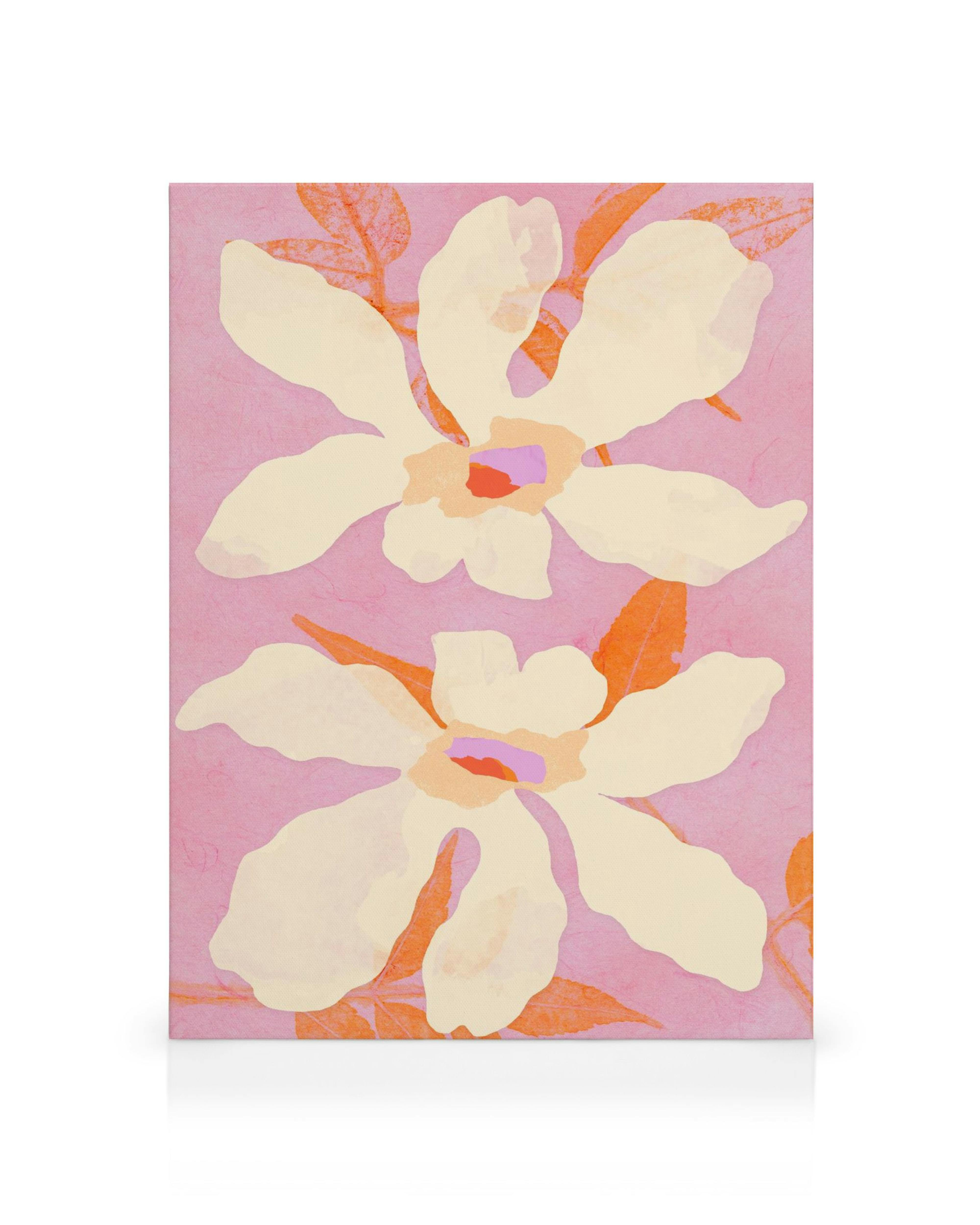 Vaaleanbeigeitä kukkia oransseilla lehdillä vaaleanpunaisella pohjalla, Sylvia Takkenin kanvaasitaide.